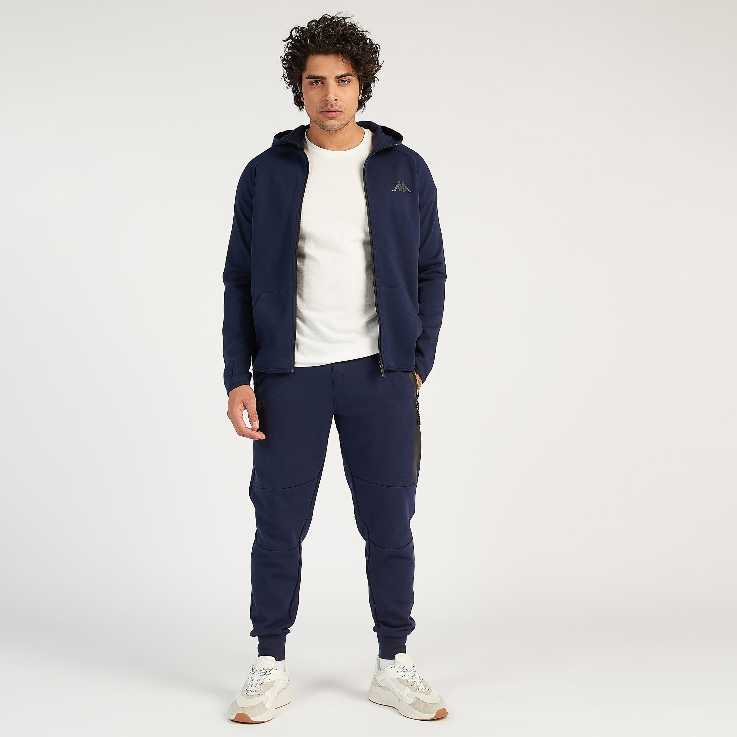 تيشيرت بياقة ضيقة وأكمام قصيرة وبتفاصيل شعار من كابا-men-clothing-sportswearandactivewear-tshirtsandpolos-image-2