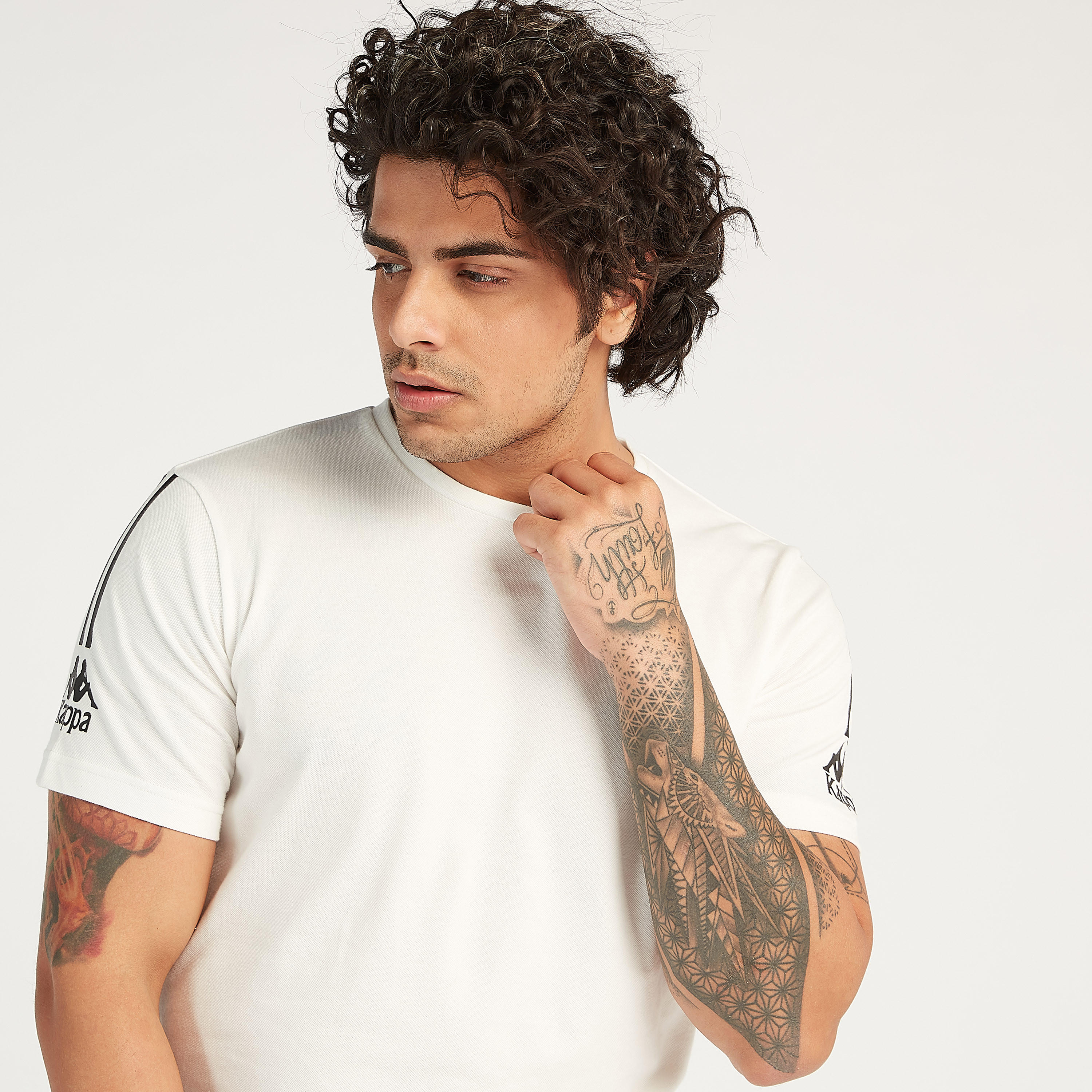 تيشيرت بياقة ضيقة وأكمام قصيرة وبتفاصيل شعار من كابا-men-clothing-sportswearandactivewear-tshirtsandpolos-image-3