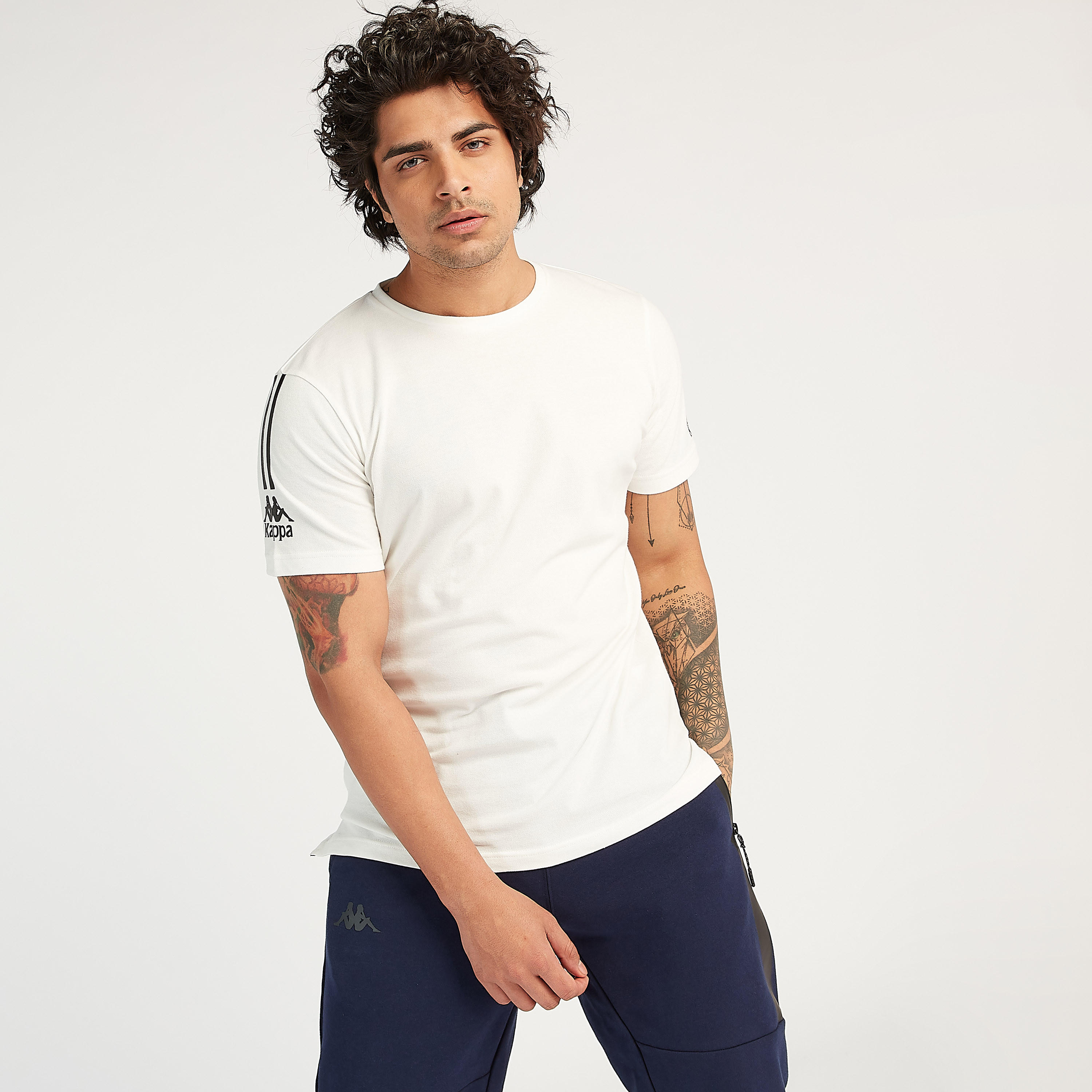 تيشيرت بياقة ضيقة وأكمام قصيرة وبتفاصيل شعار من كابا-men-clothing-sportswearandactivewear-tshirtsandpolos-image-4