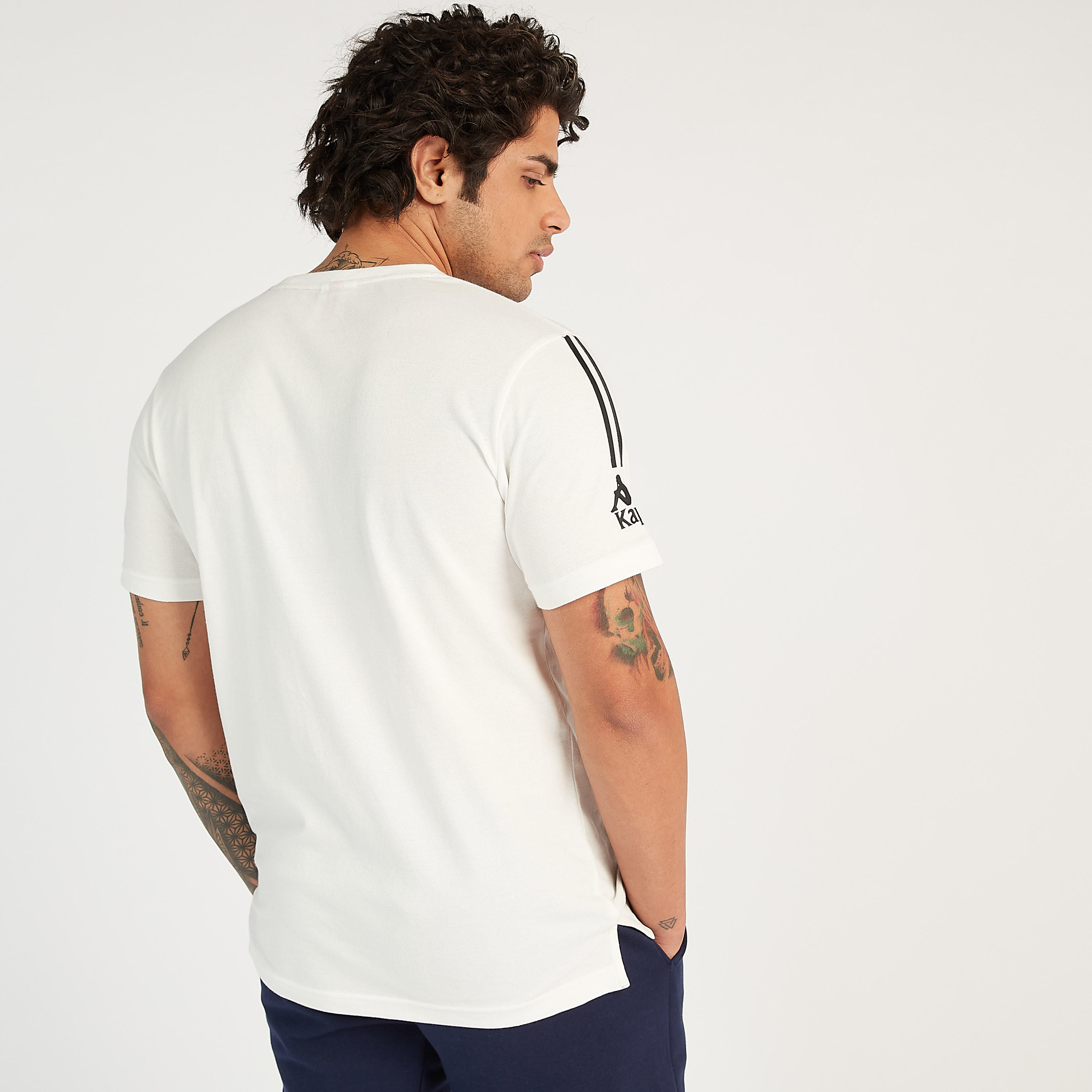 تيشيرت بياقة ضيقة وأكمام قصيرة وبتفاصيل شعار من كابا-men-clothing-sportswearandactivewear-tshirtsandpolos-image-5