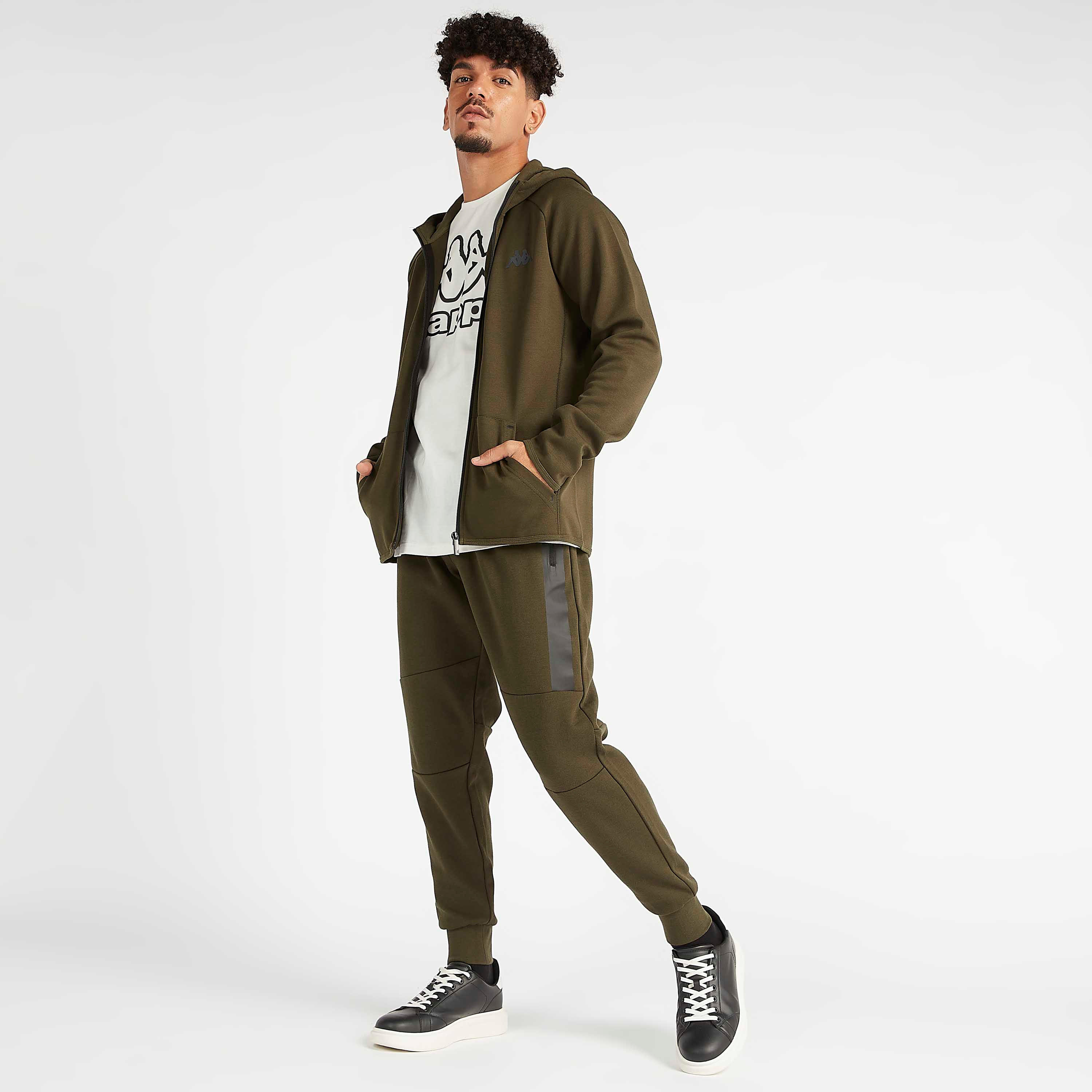 هودي مستدام سادة بطبعات شعار وأكمام طويلة من كابا-men-winterwear-hoodiesandsweatshirts-image-1