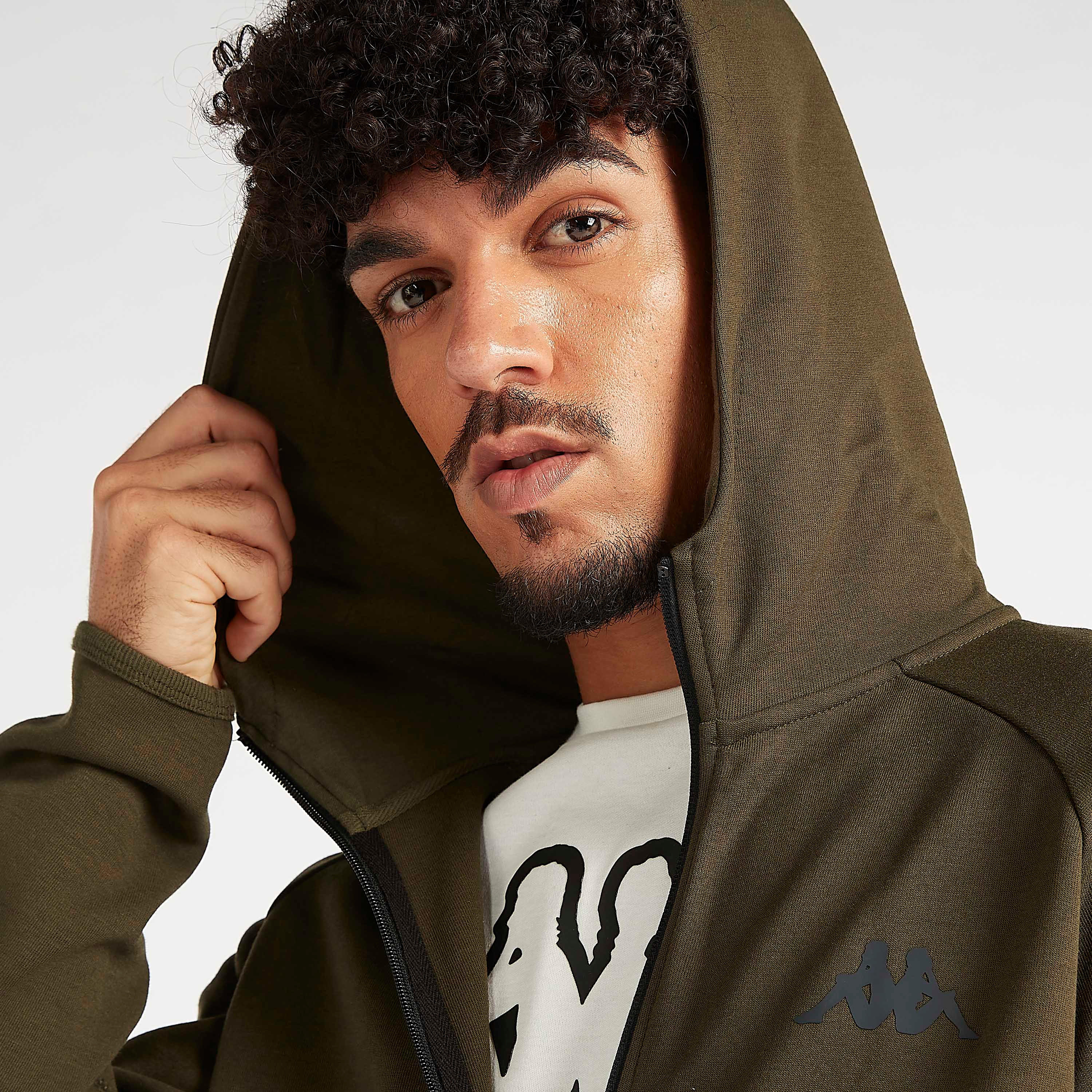 هودي مستدام سادة بطبعات شعار وأكمام طويلة من كابا-men-winterwear-hoodiesandsweatshirts-image-2