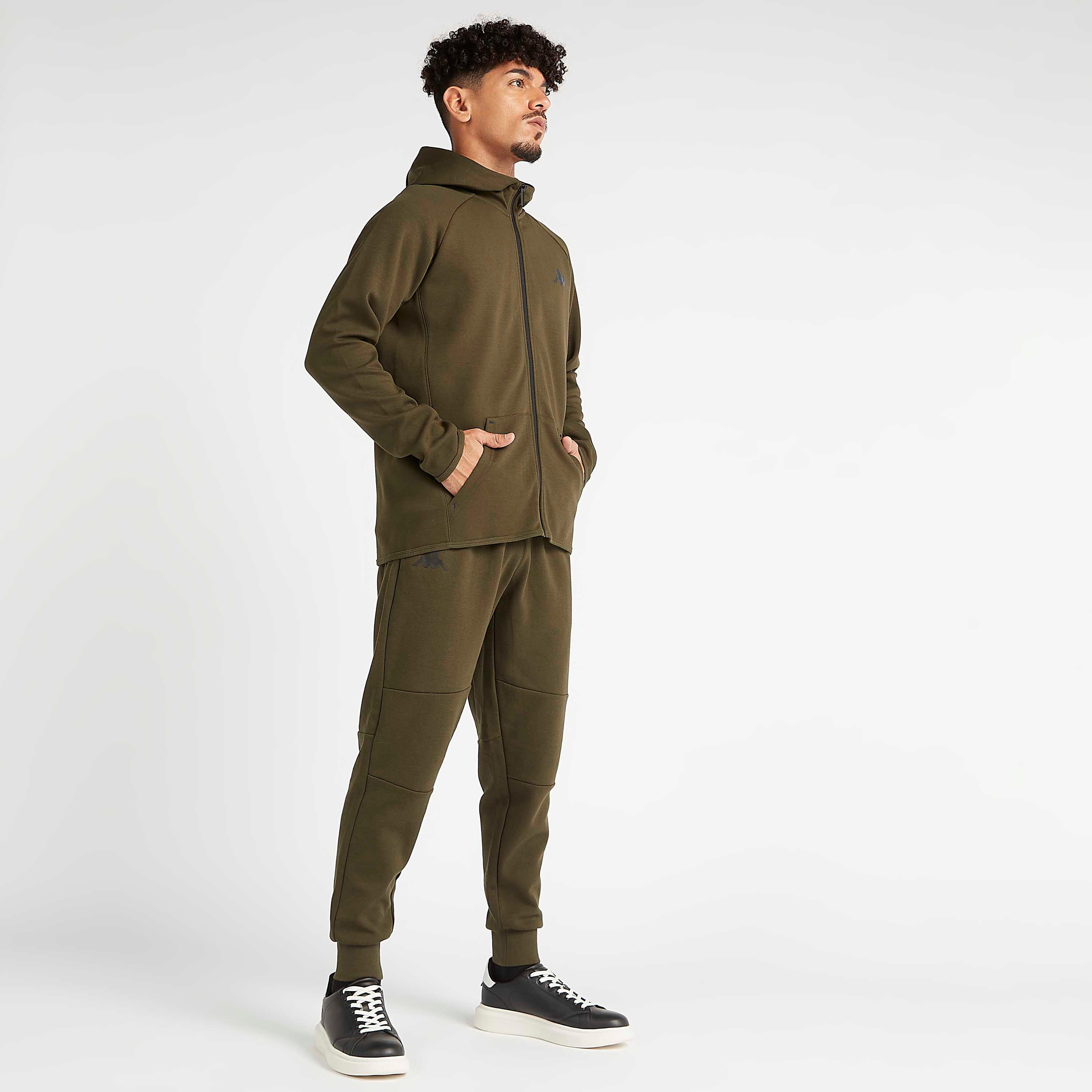 هودي مستدام سادة بطبعات شعار وأكمام طويلة من كابا-men-winterwear-hoodiesandsweatshirts-image-4