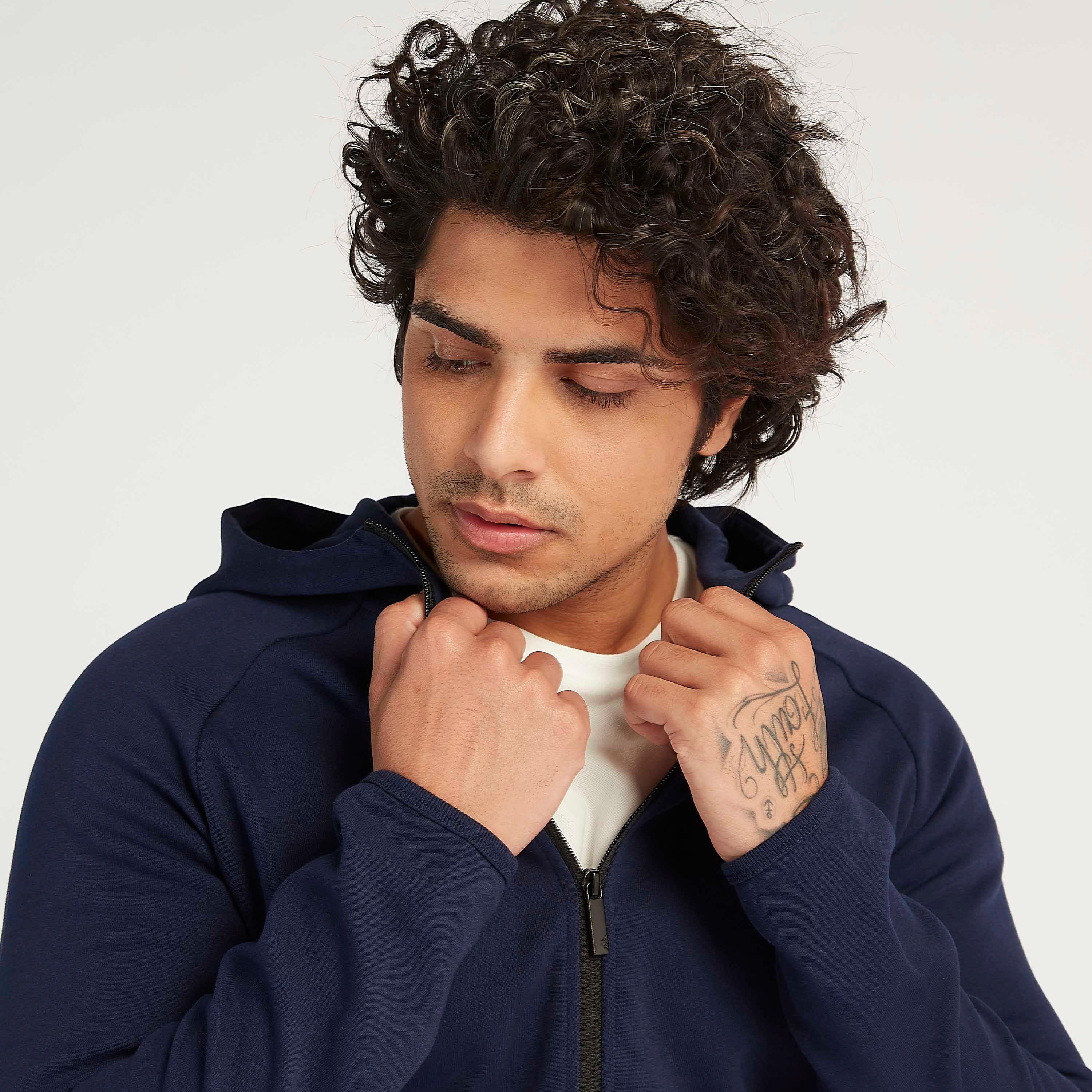 هودي مستدام سادة بطبعات شعار وأكمام طويلة من كابا-men-winterwear-hoodiesandsweatshirts-image-11