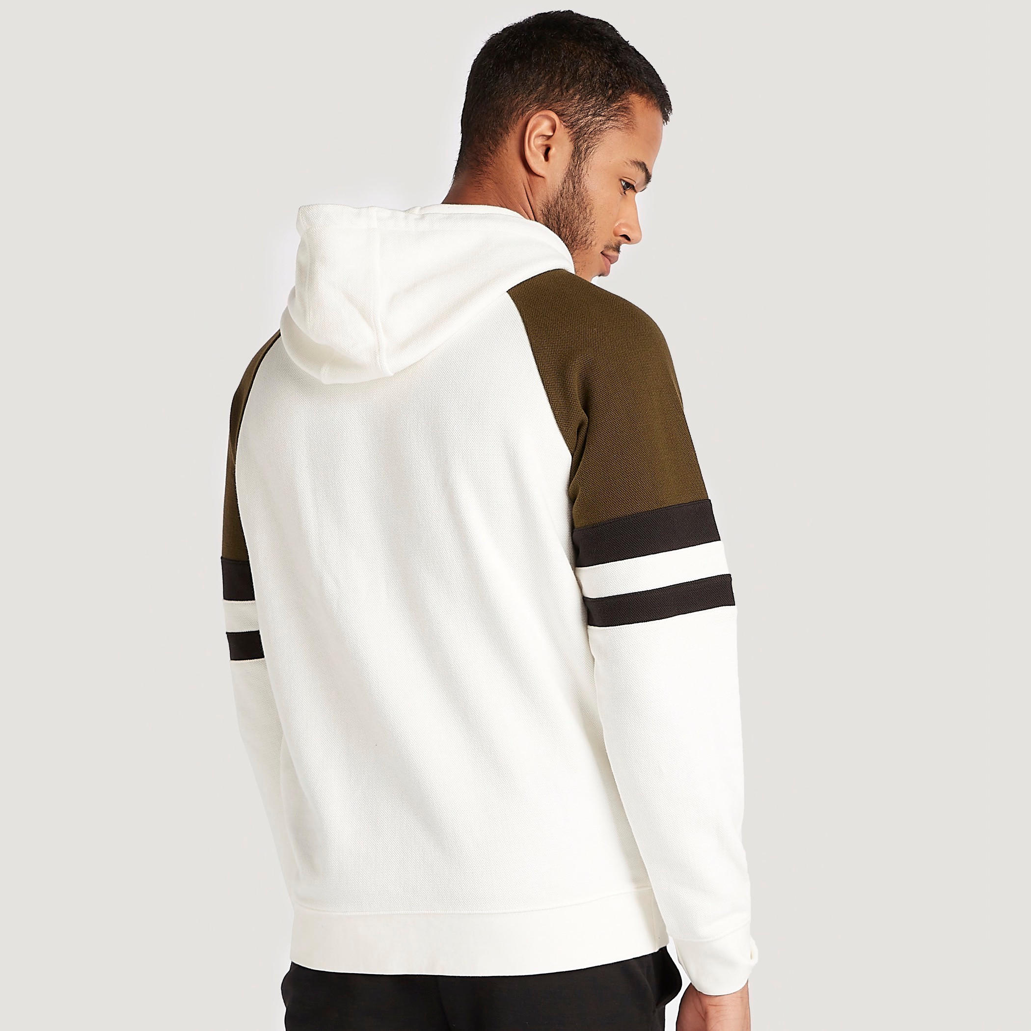 هودي بأكمام طويلة وطبعات من كابا-men-winterwear-hoodiesandsweatshirts-image-4