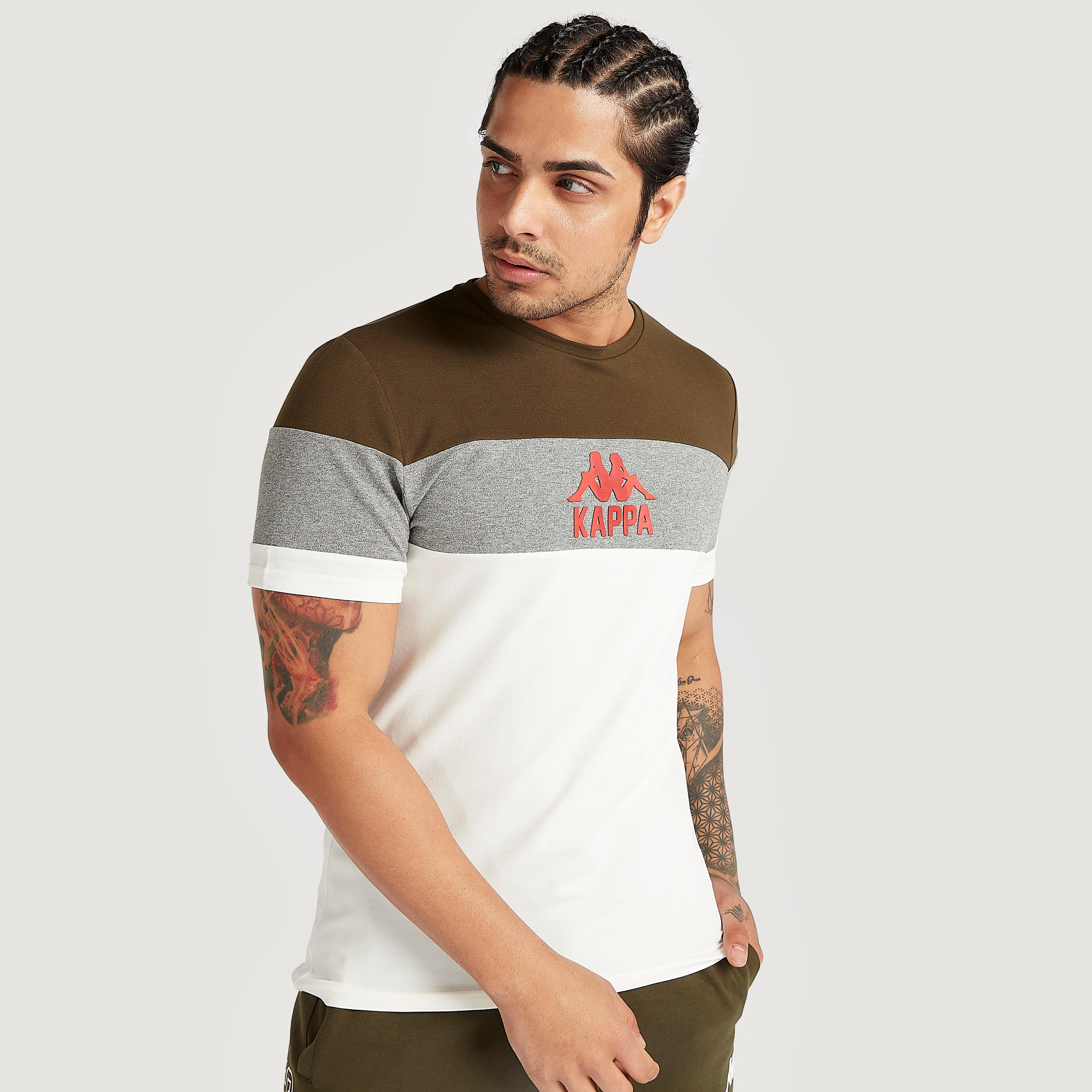 تيشيرت بياقة ضيّقة وأكمام قصيرة وطبعات من كابا-men-clothing-sportswearandactivewear-tshirtsandpolos-image-1