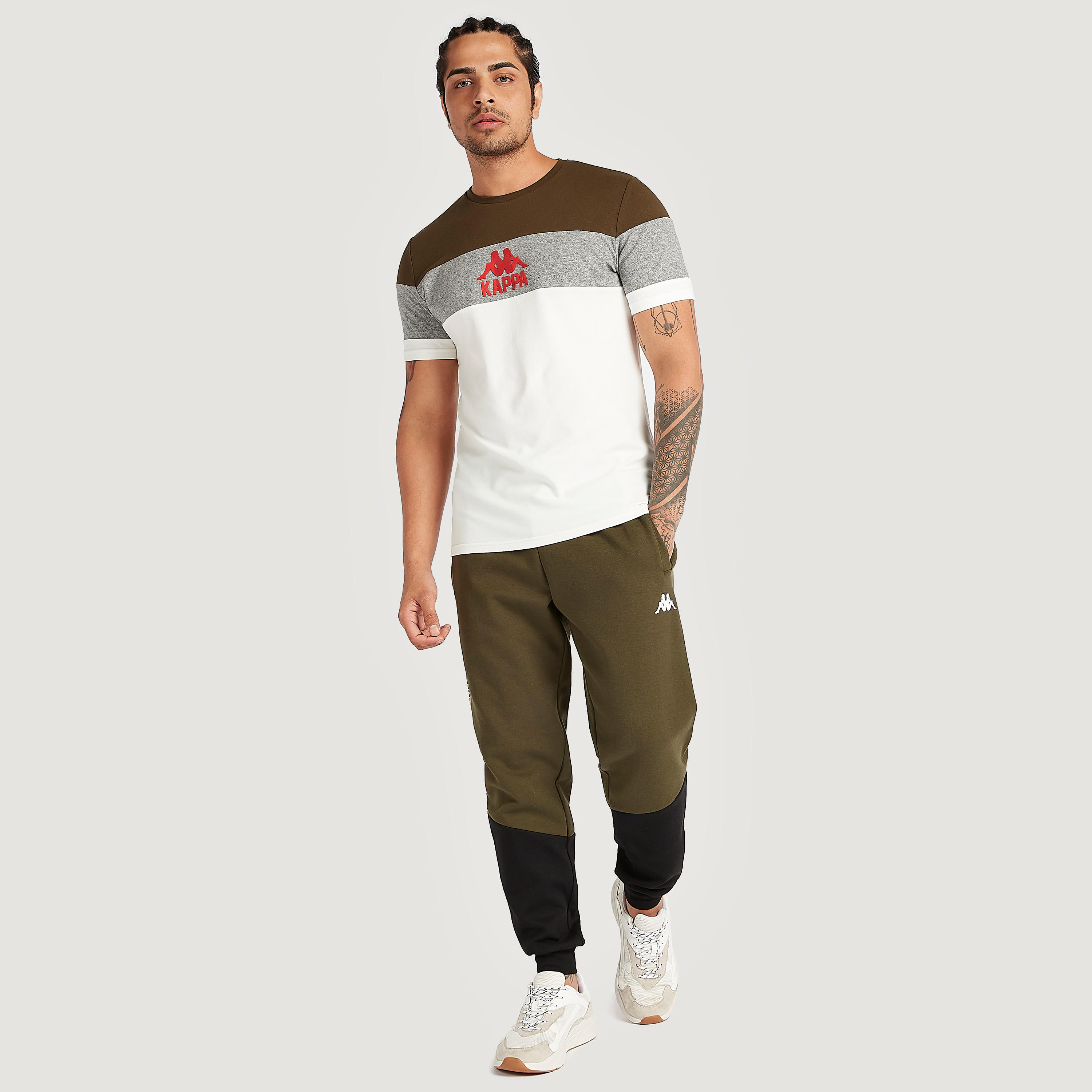 تيشيرت بياقة ضيّقة وأكمام قصيرة وطبعات من كابا-men-clothing-sportswearandactivewear-tshirtsandpolos-image-2