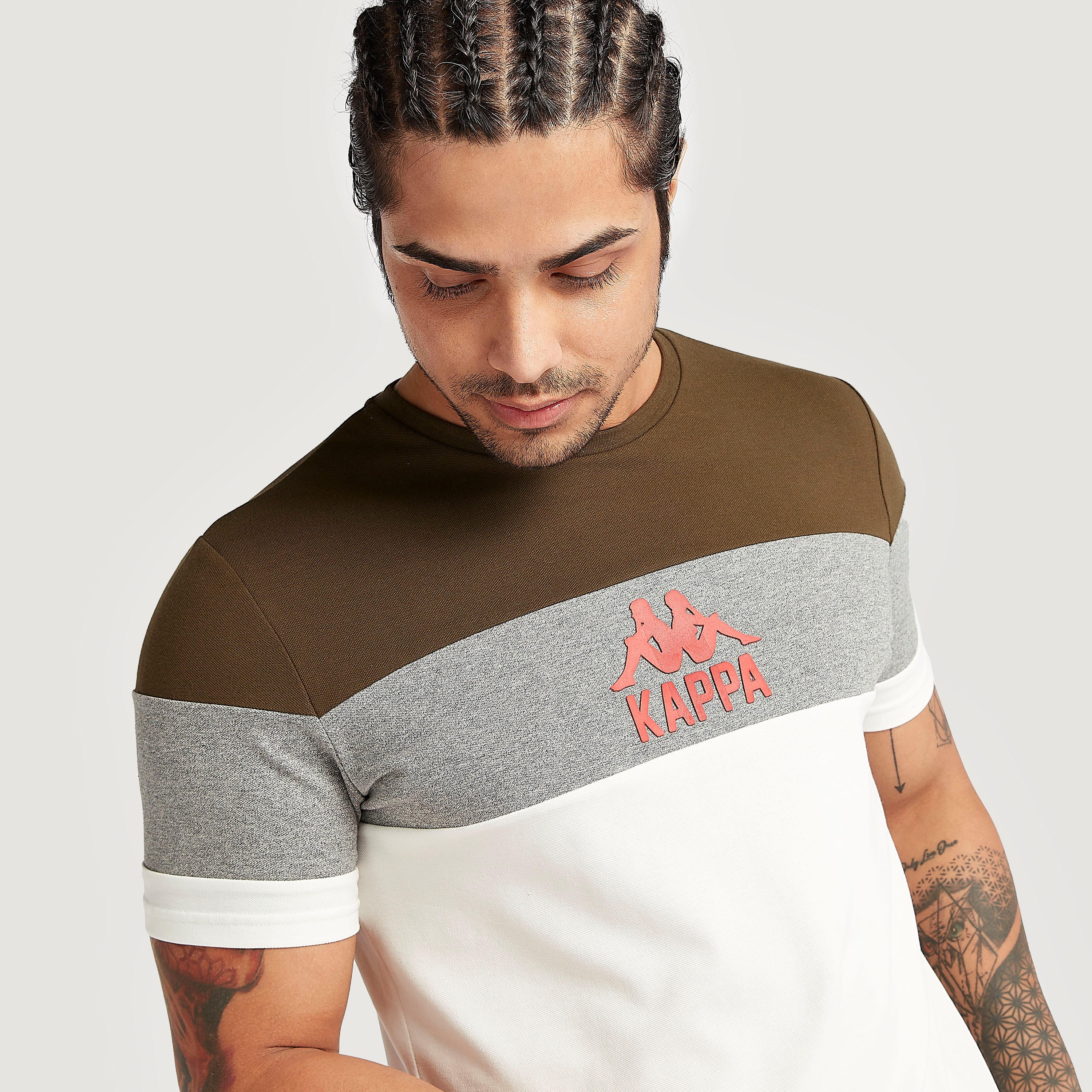 تيشيرت بياقة ضيّقة وأكمام قصيرة وطبعات من كابا-men-clothing-sportswearandactivewear-tshirtsandpolos-image-3