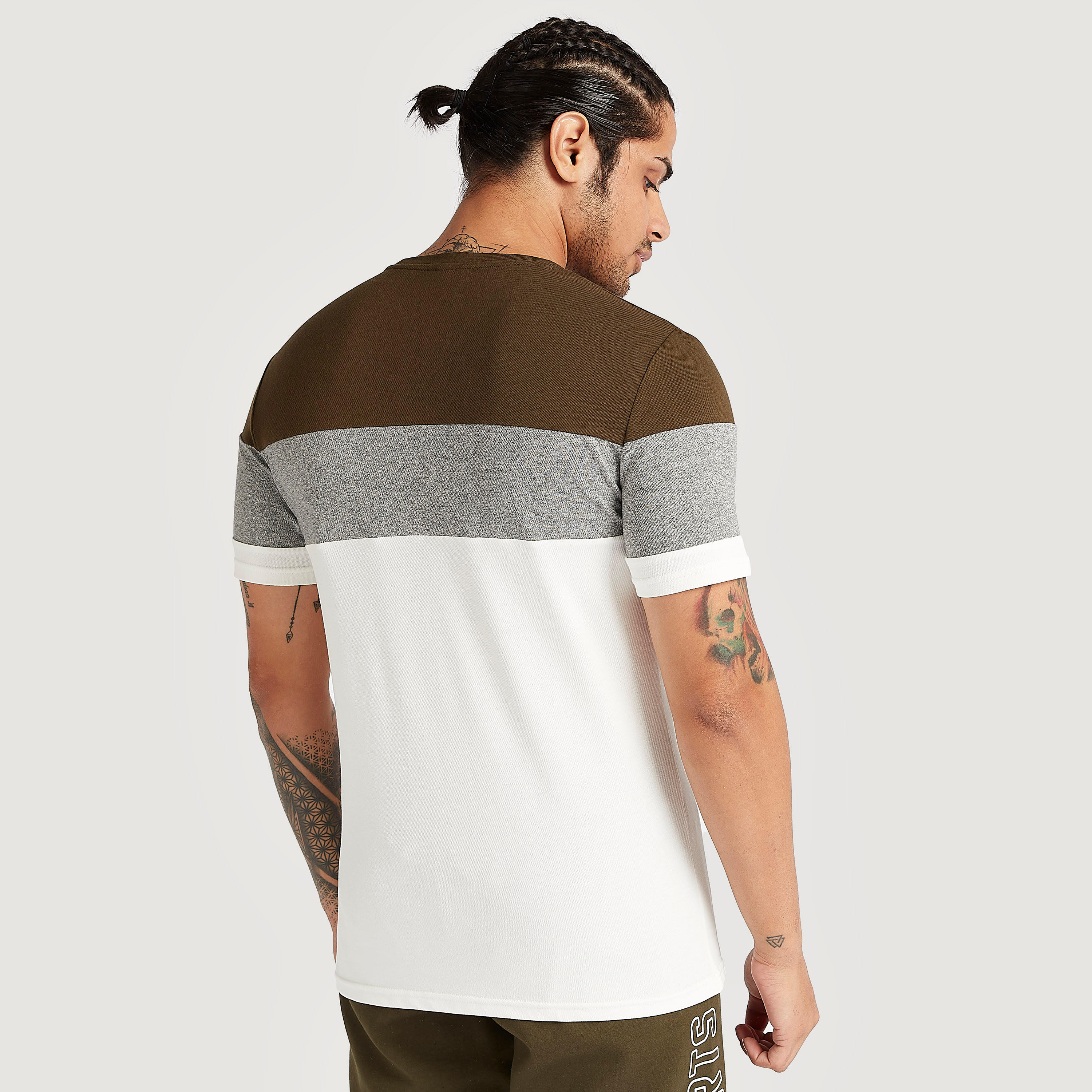 تيشيرت بياقة ضيّقة وأكمام قصيرة وطبعات من كابا-men-clothing-sportswearandactivewear-tshirtsandpolos-image-4