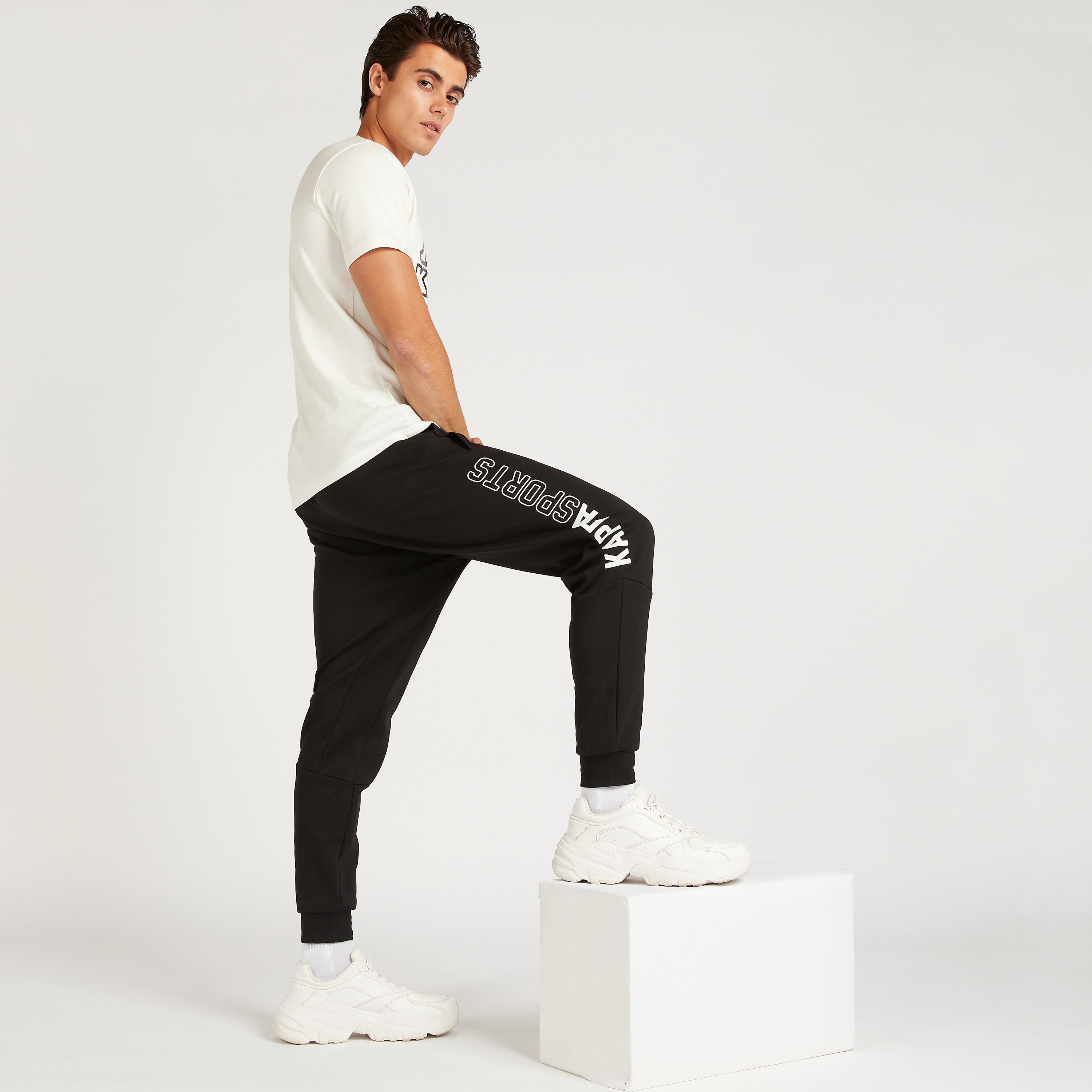 بنطلون رياضي بجيوب ورباط إغلاق من كابا-men-clothing-sportswearandactivewear-tracksuits-image-4