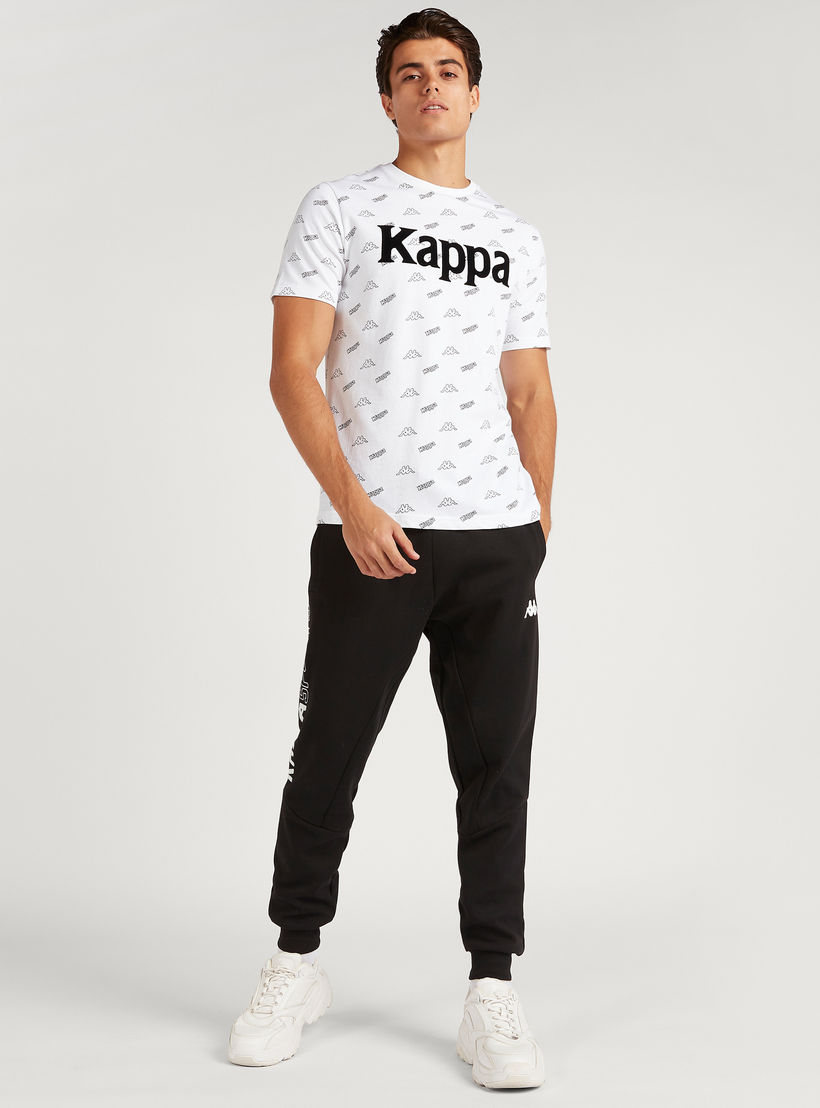 تيشيرت بطبعات وياقة ضيّقة وأكمام قصيرة من كابا-men-clothing-sportswearandactivewear-tshirtsandpolos-image-4