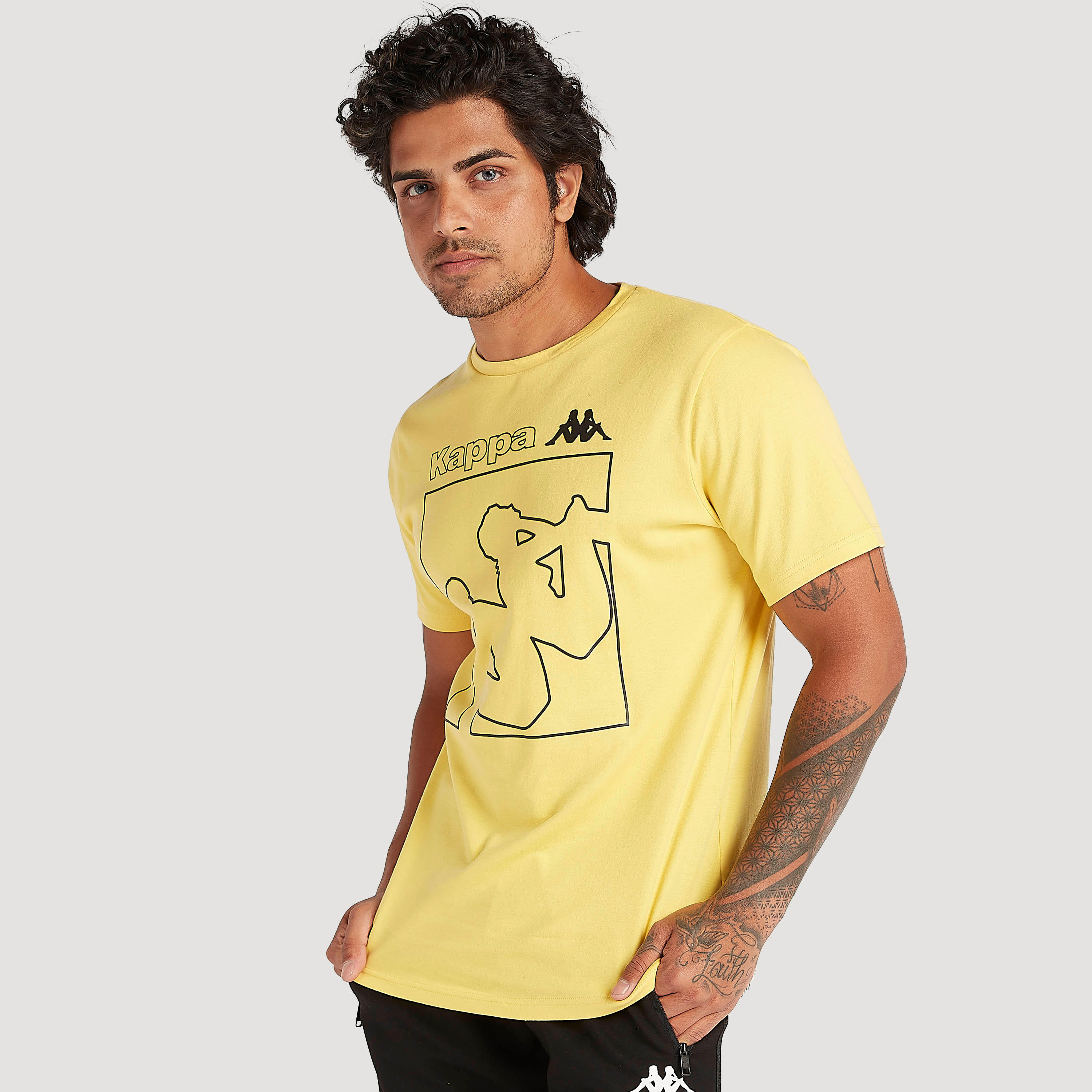 تيشيرت بطبعات وياقة ضيّقة وأكمام قصيرة من كابا-men-clothing-sportswearandactivewear-tshirtsandpolos-image-5