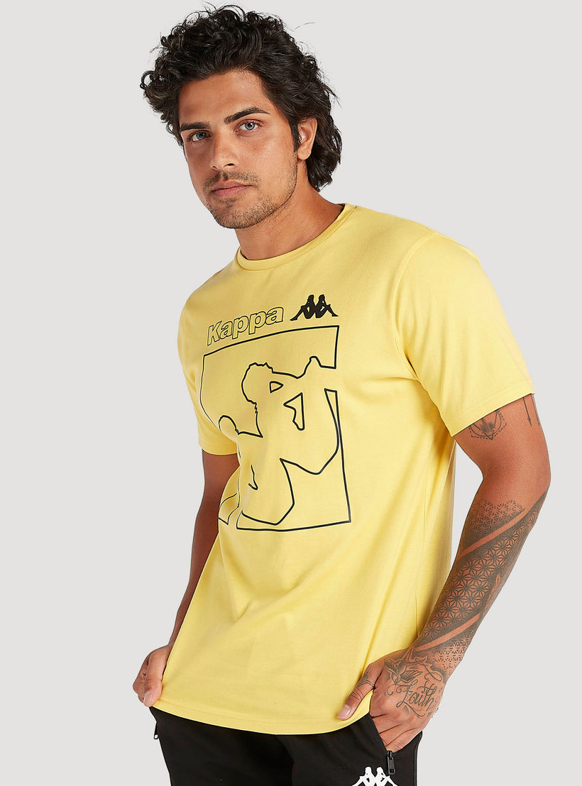 تيشيرت بطبعات وياقة ضيّقة وأكمام قصيرة من كابا-men-clothing-sportswearandactivewear-tshirtsandpolos-image-5