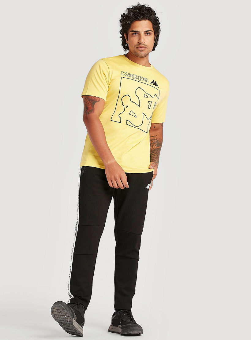 تيشيرت بطبعات وياقة ضيّقة وأكمام قصيرة من كابا-men-clothing-sportswearandactivewear-tshirtsandpolos-image-4
