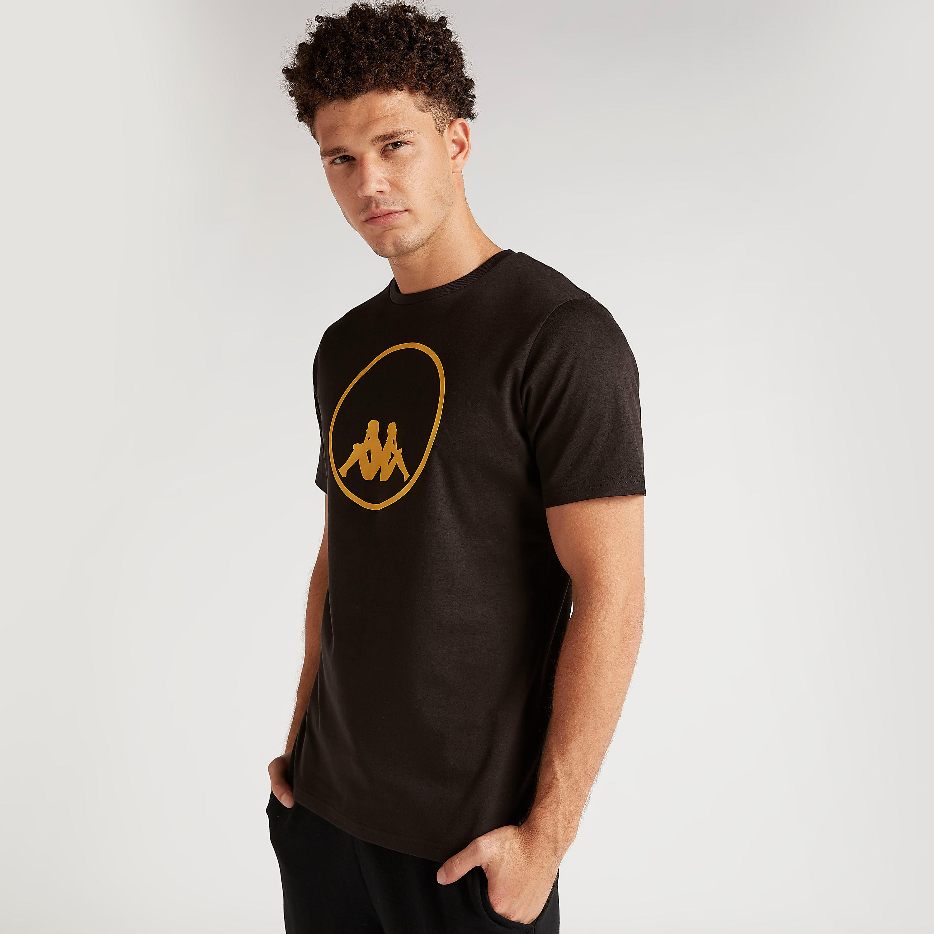 تيشيرت بطبعات وياقة ضيّقة وأكمام قصيرة من كابا-men-clothing-sportswearandactivewear-tshirtsandpolos-image-1