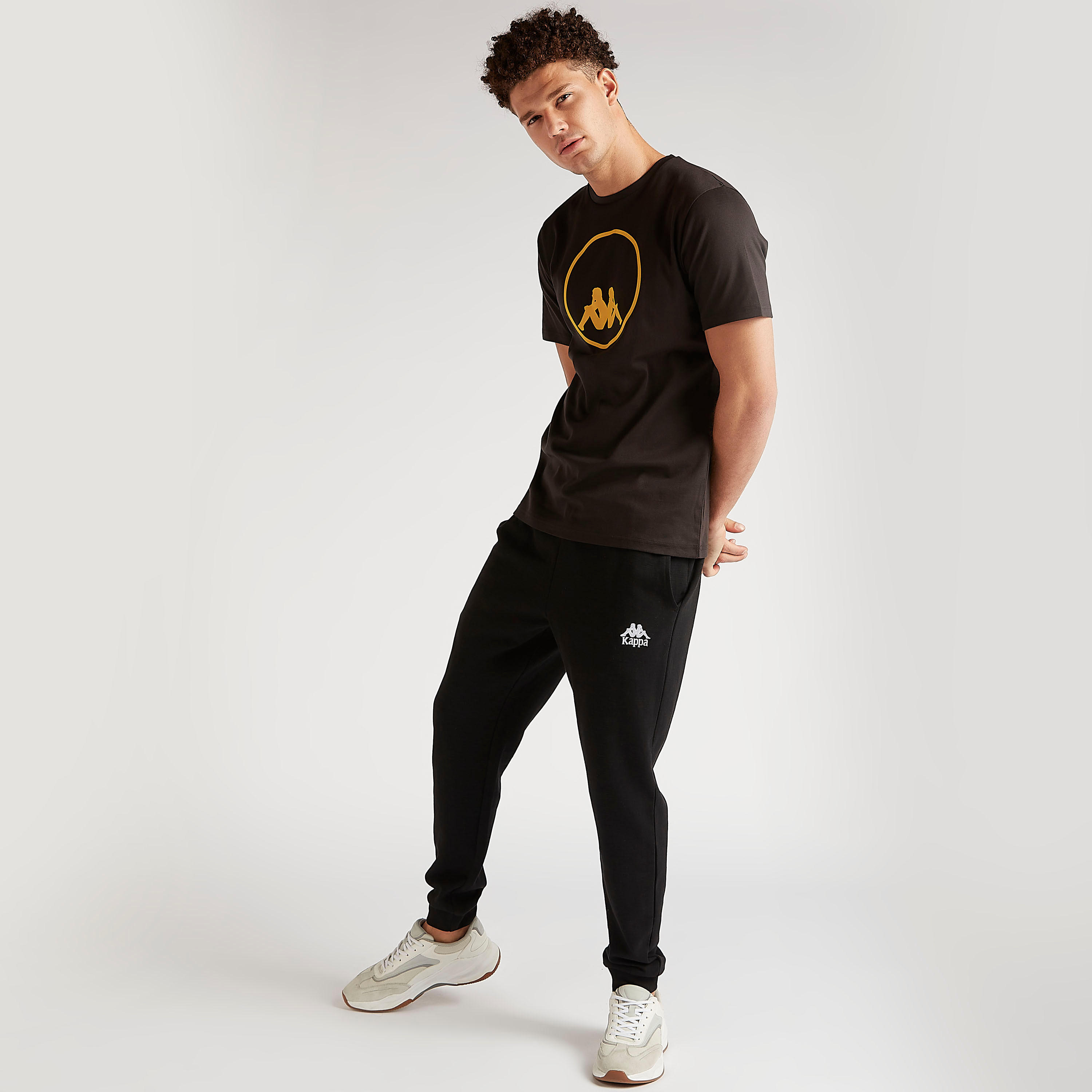 تيشيرت بطبعات وياقة ضيّقة وأكمام قصيرة من كابا-men-clothing-sportswearandactivewear-tshirtsandpolos-image-2
