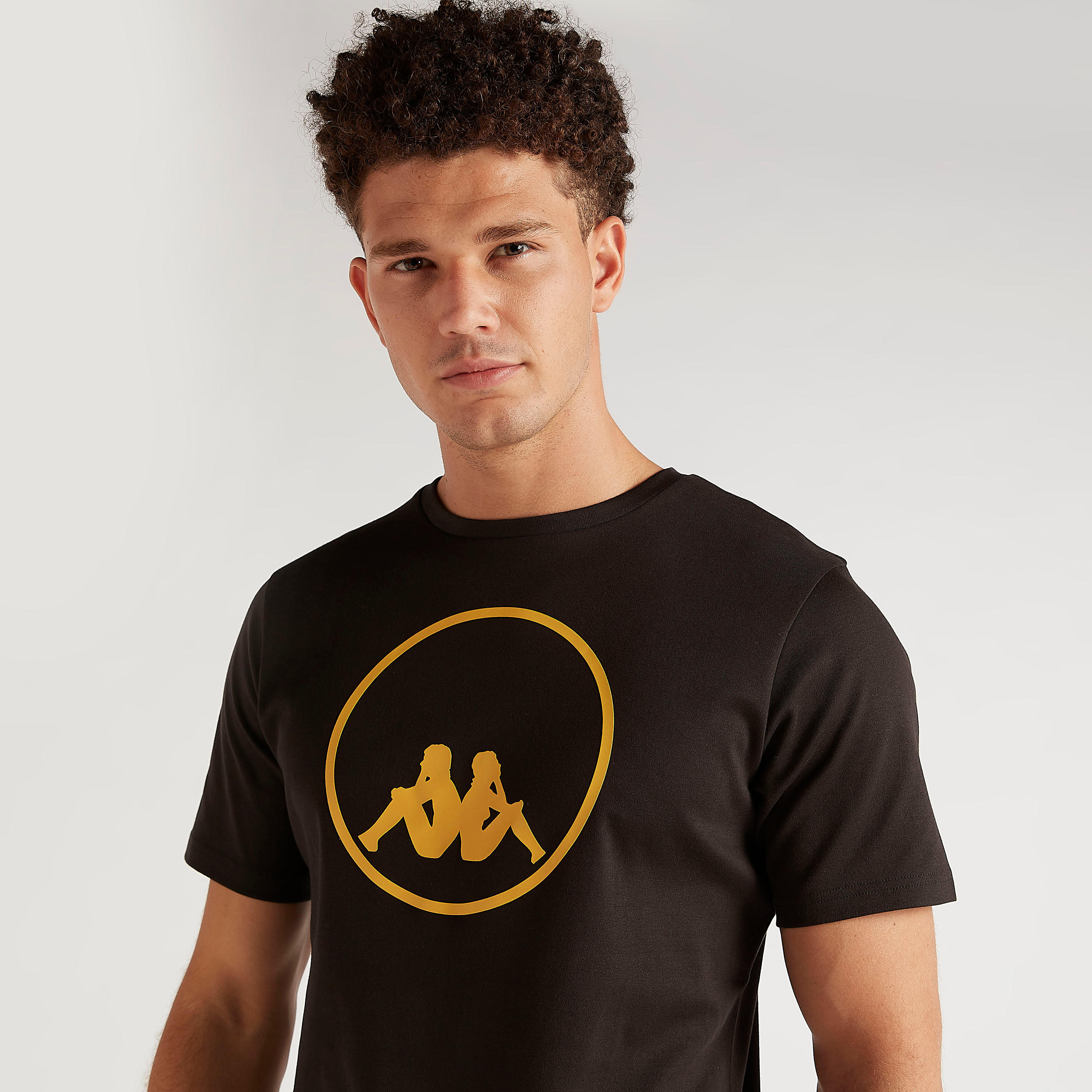 تيشيرت بطبعات وياقة ضيّقة وأكمام قصيرة من كابا-men-clothing-sportswearandactivewear-tshirtsandpolos-image-3
