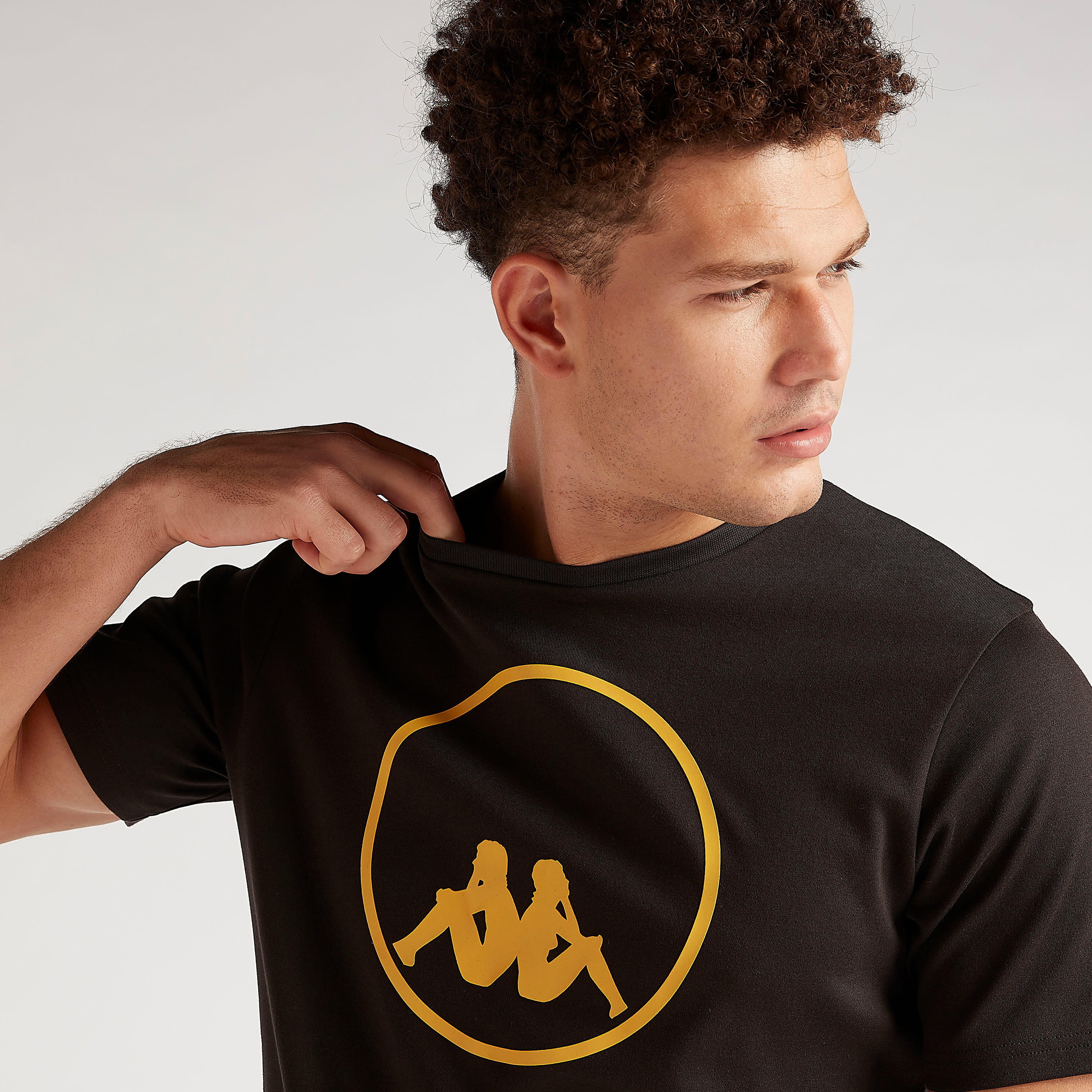 تيشيرت بطبعات وياقة ضيّقة وأكمام قصيرة من كابا-men-clothing-sportswearandactivewear-tshirtsandpolos-image-5