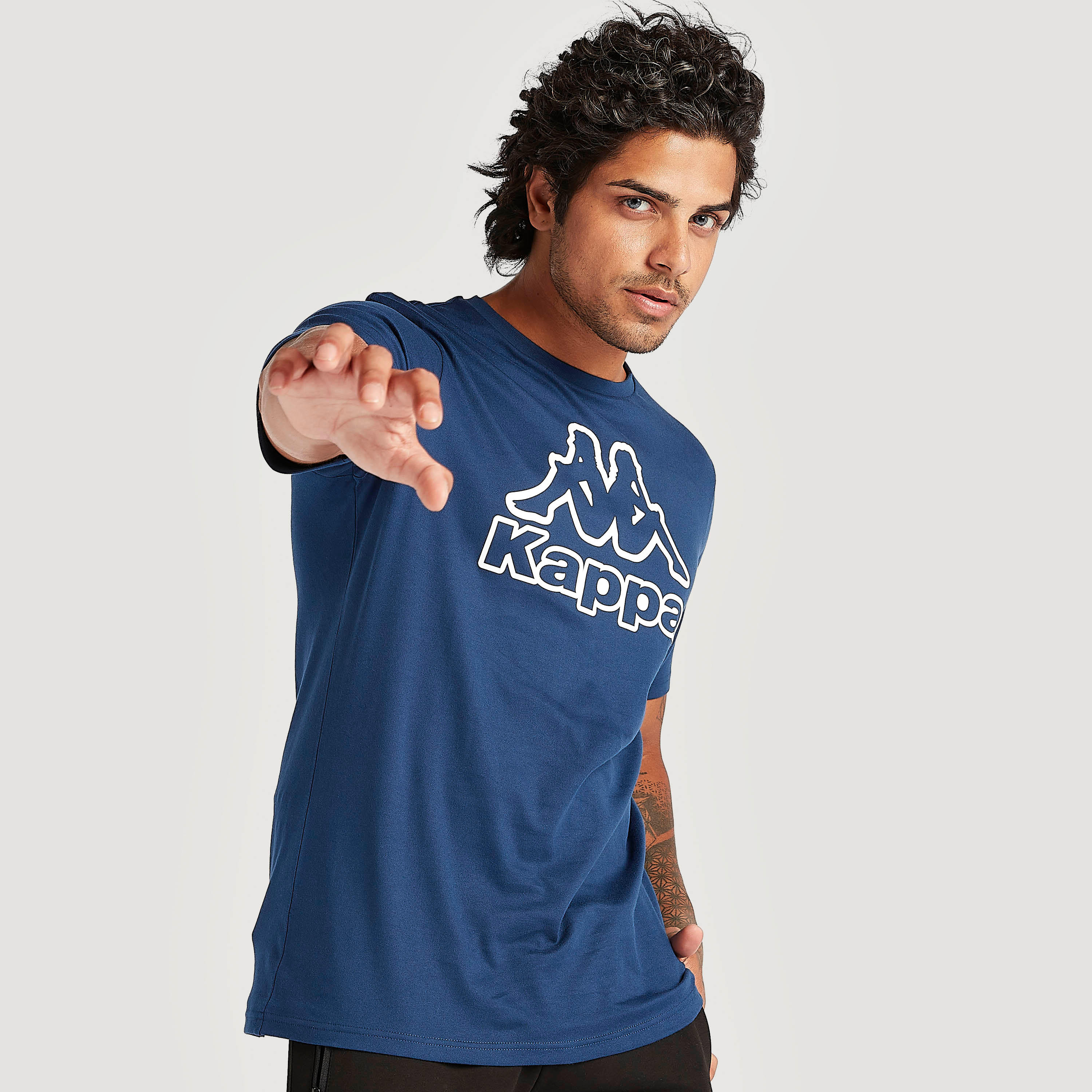 تيشيرت بطبعات وياقة ضيّقة وأكمام قصيرة من كابا-men-clothing-sportswearandactivewear-tshirtsandpolos-image-1