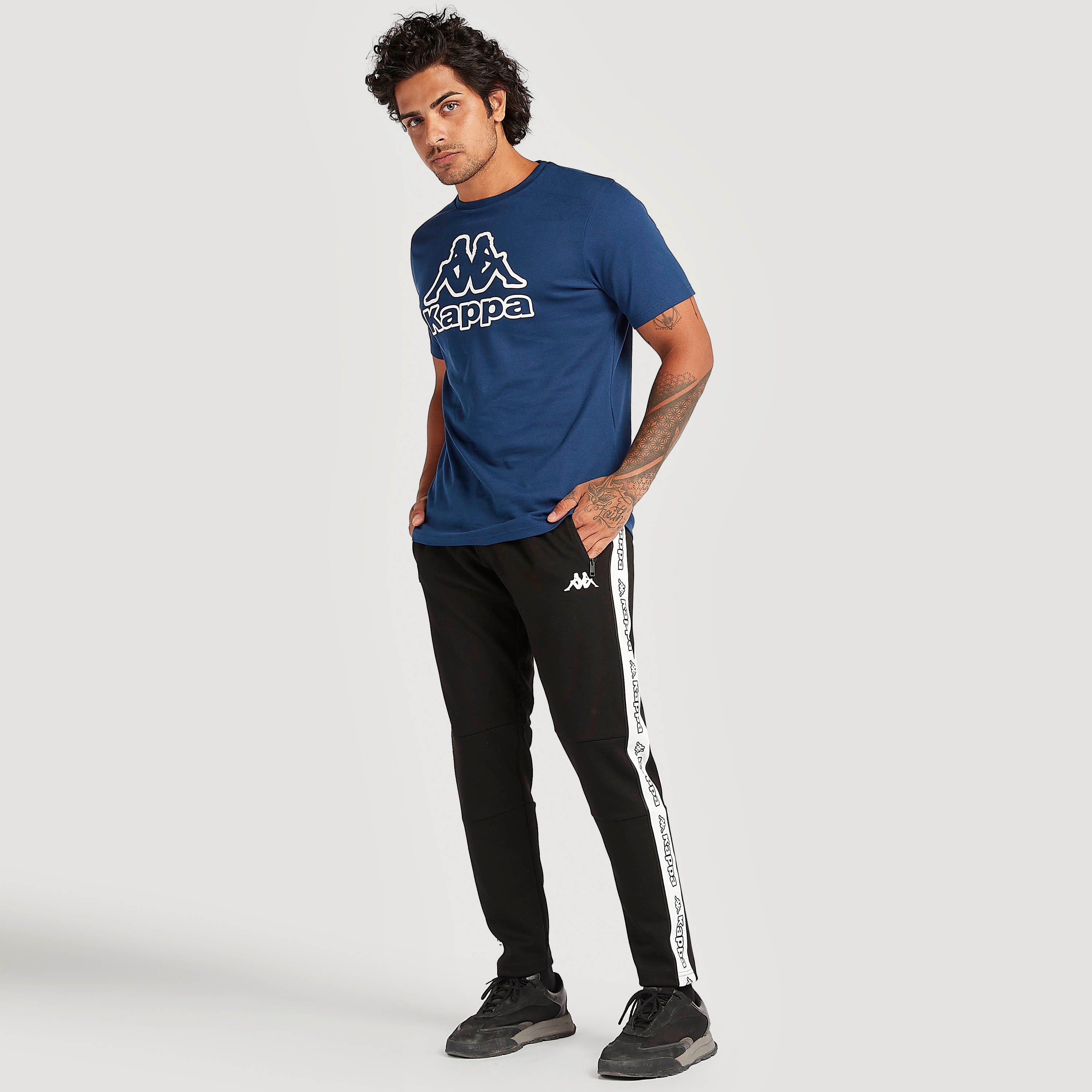 تيشيرت بطبعات وياقة ضيّقة وأكمام قصيرة من كابا-men-clothing-sportswearandactivewear-tshirtsandpolos-image-2