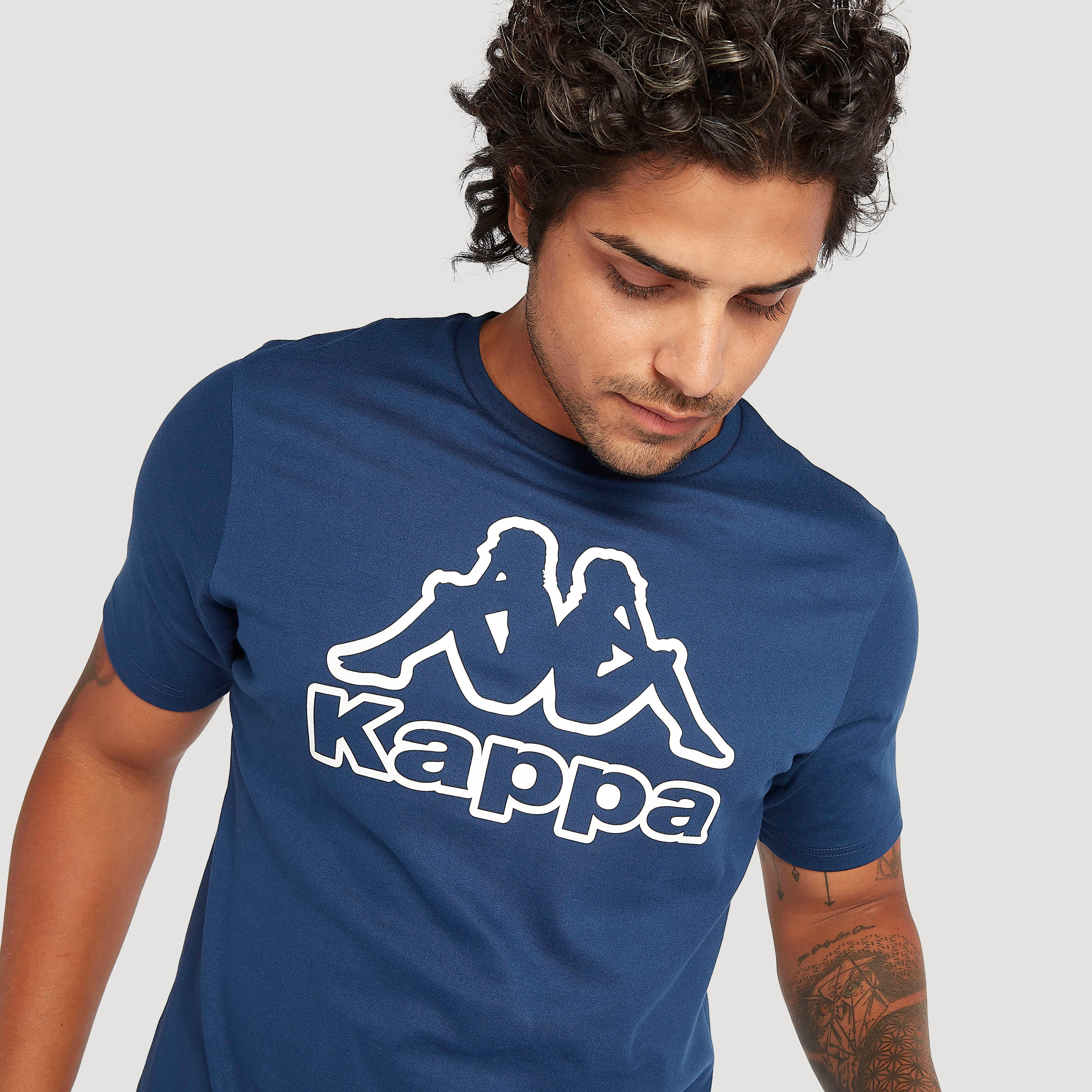تيشيرت بطبعات وياقة ضيّقة وأكمام قصيرة من كابا-men-clothing-sportswearandactivewear-tshirtsandpolos-image-3