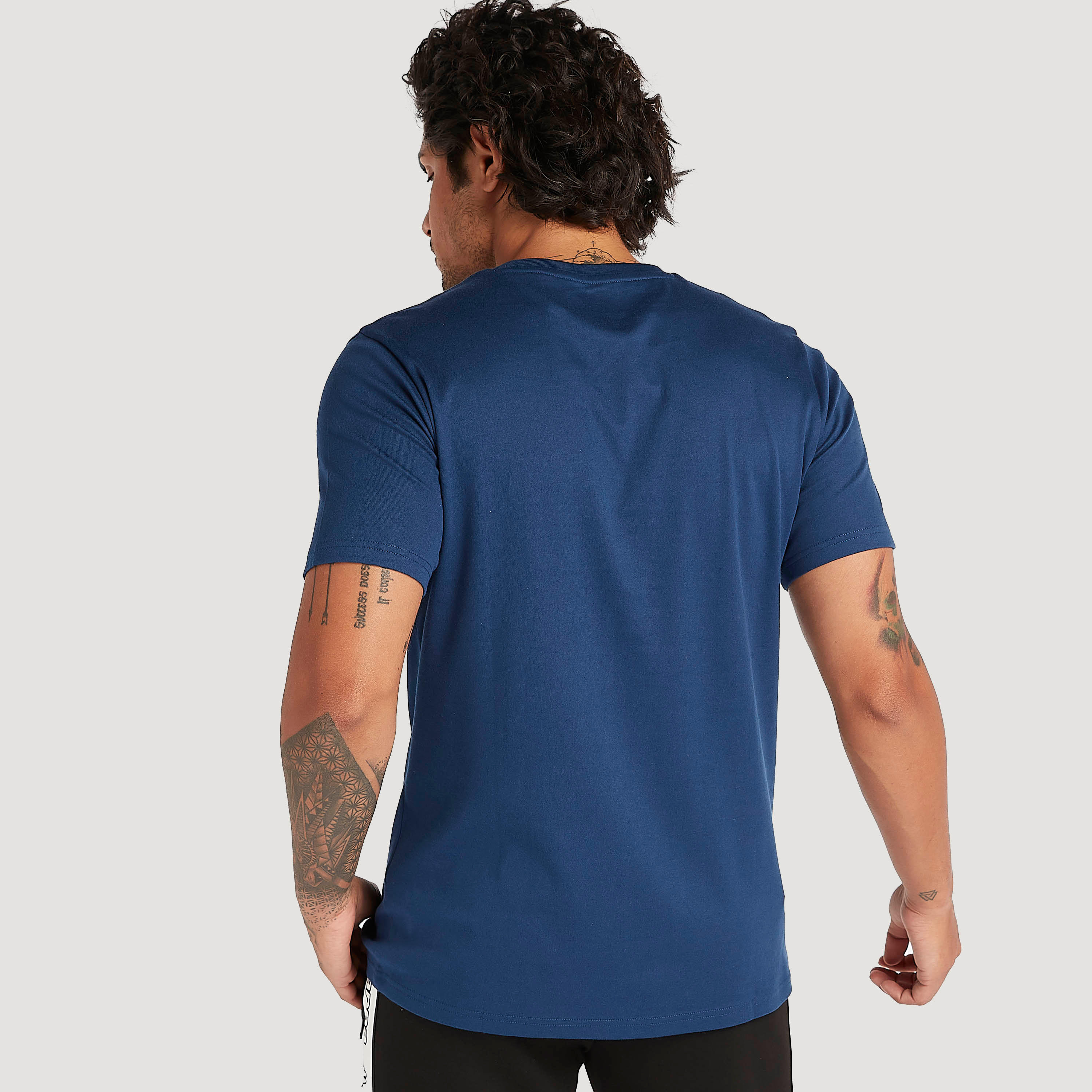 تيشيرت بطبعات وياقة ضيّقة وأكمام قصيرة من كابا-men-clothing-sportswearandactivewear-tshirtsandpolos-image-4