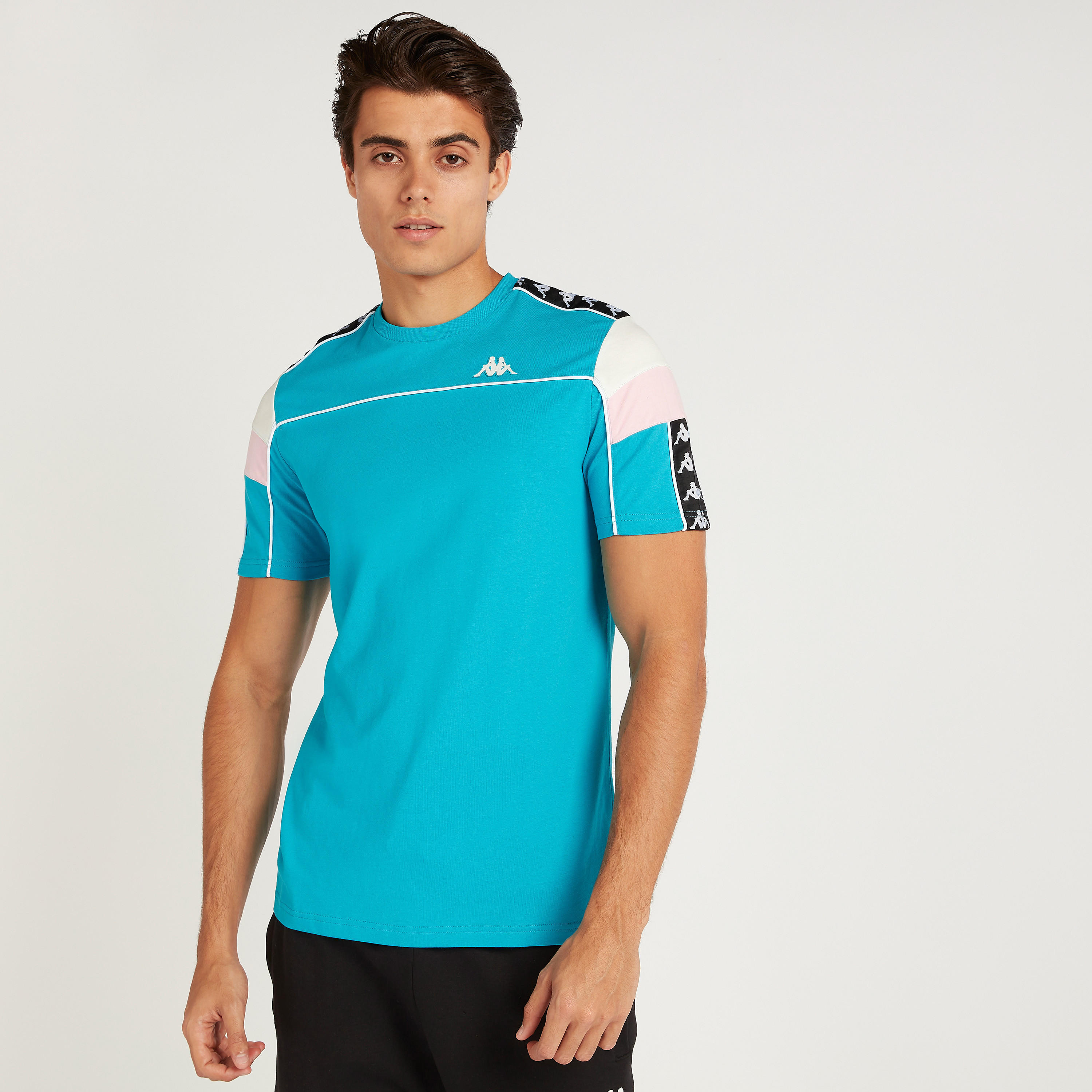 تيشيرت بأكمام قصيرة وتفاصيل شريطة بطبعات من كابا-men-clothing-sportswearandactivewear-tshirtsandpolos-image-1