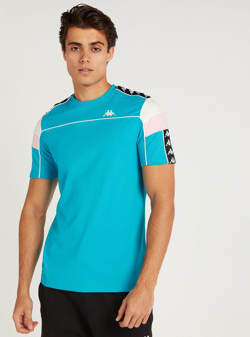 تيشيرت بأكمام قصيرة وتفاصيل شريطة بطبعات من كابا-men-clothing-sportswearandactivewear-tshirtsandpolos-image-1