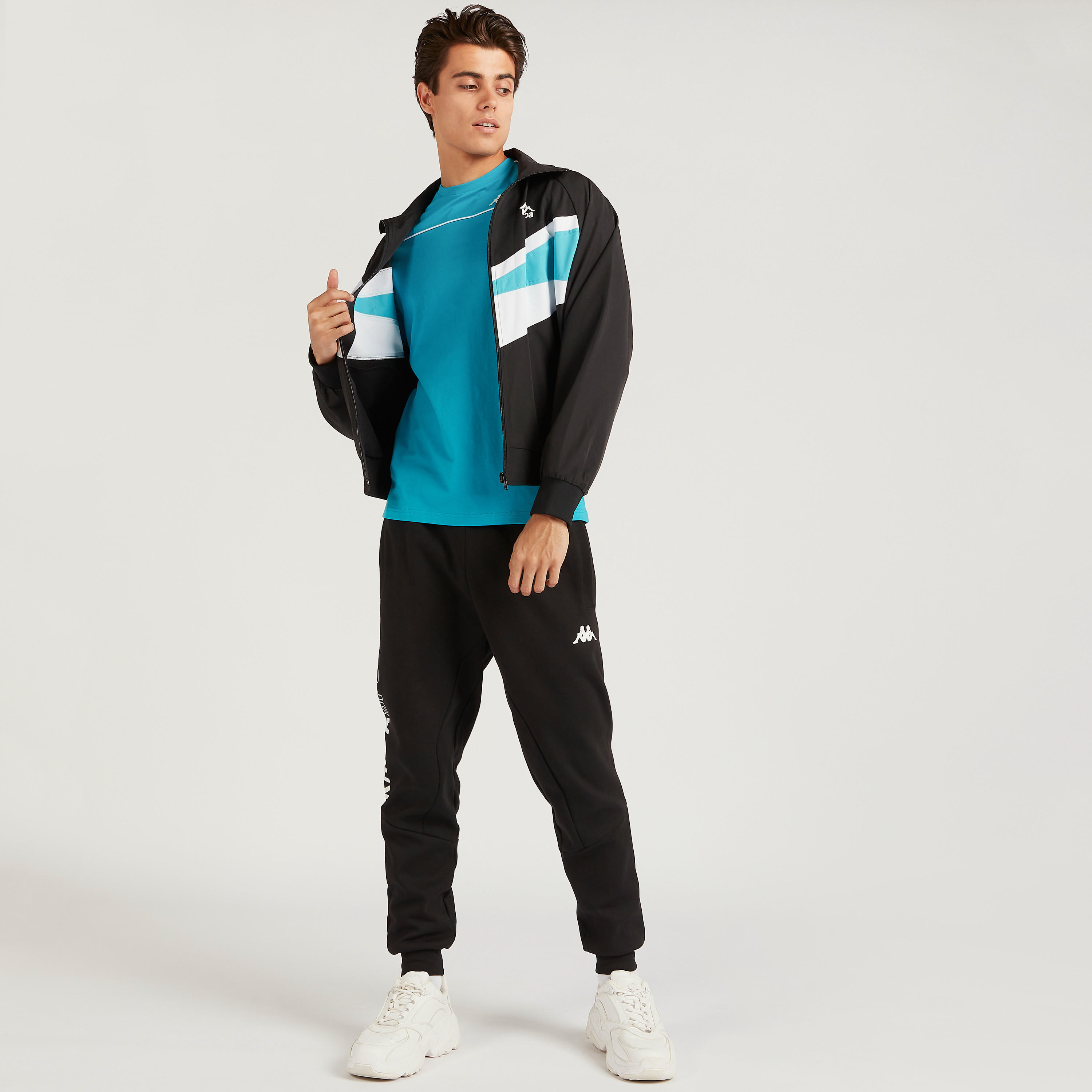 تيشيرت بأكمام قصيرة وتفاصيل شريطة بطبعات من كابا-men-clothing-sportswearandactivewear-tshirtsandpolos-image-2