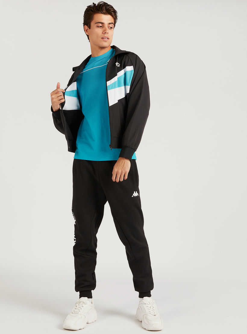 تيشيرت بأكمام قصيرة وتفاصيل شريطة بطبعات من كابا-men-clothing-sportswearandactivewear-tshirtsandpolos-image-2