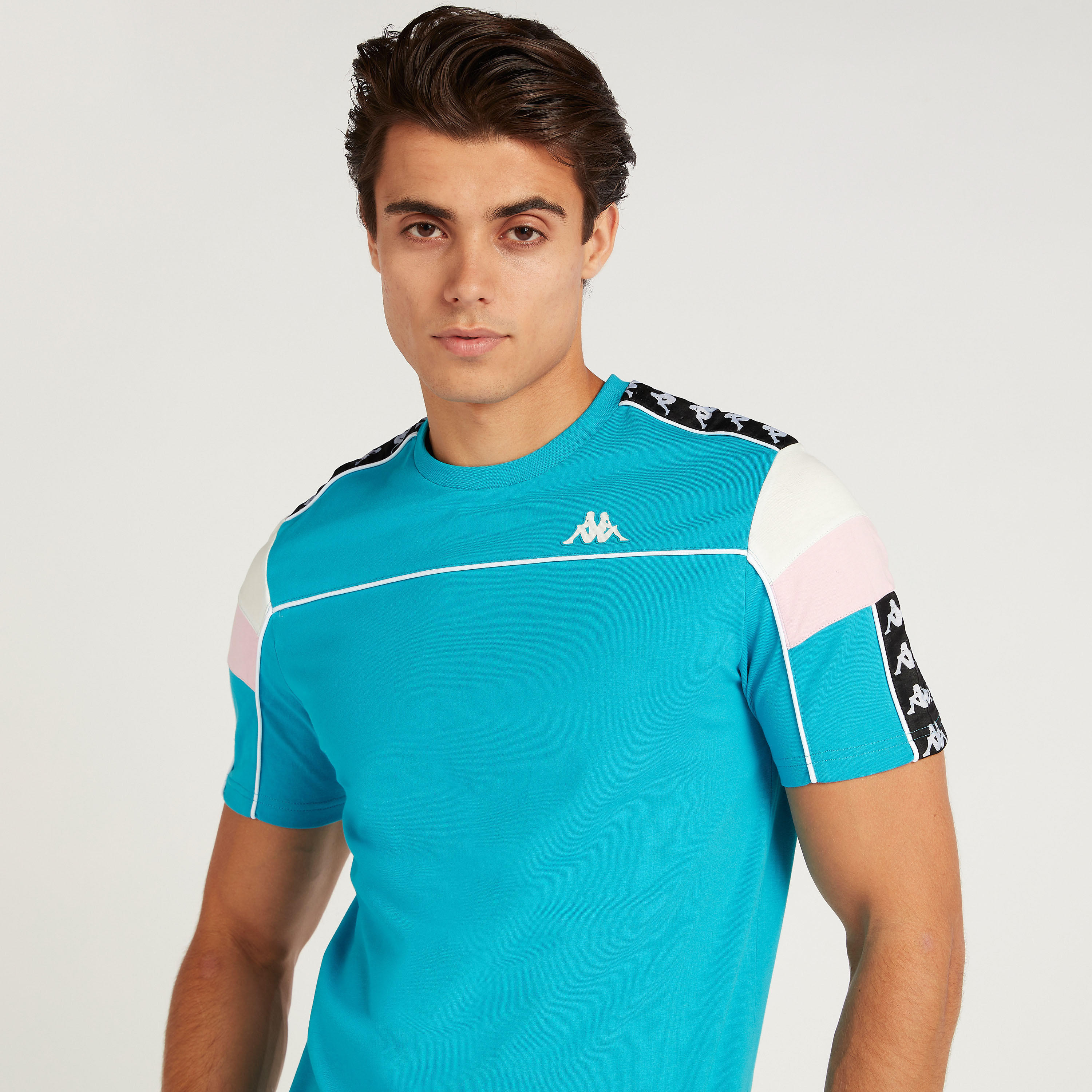 تيشيرت بأكمام قصيرة وتفاصيل شريطة بطبعات من كابا-men-clothing-sportswearandactivewear-tshirtsandpolos-image-3