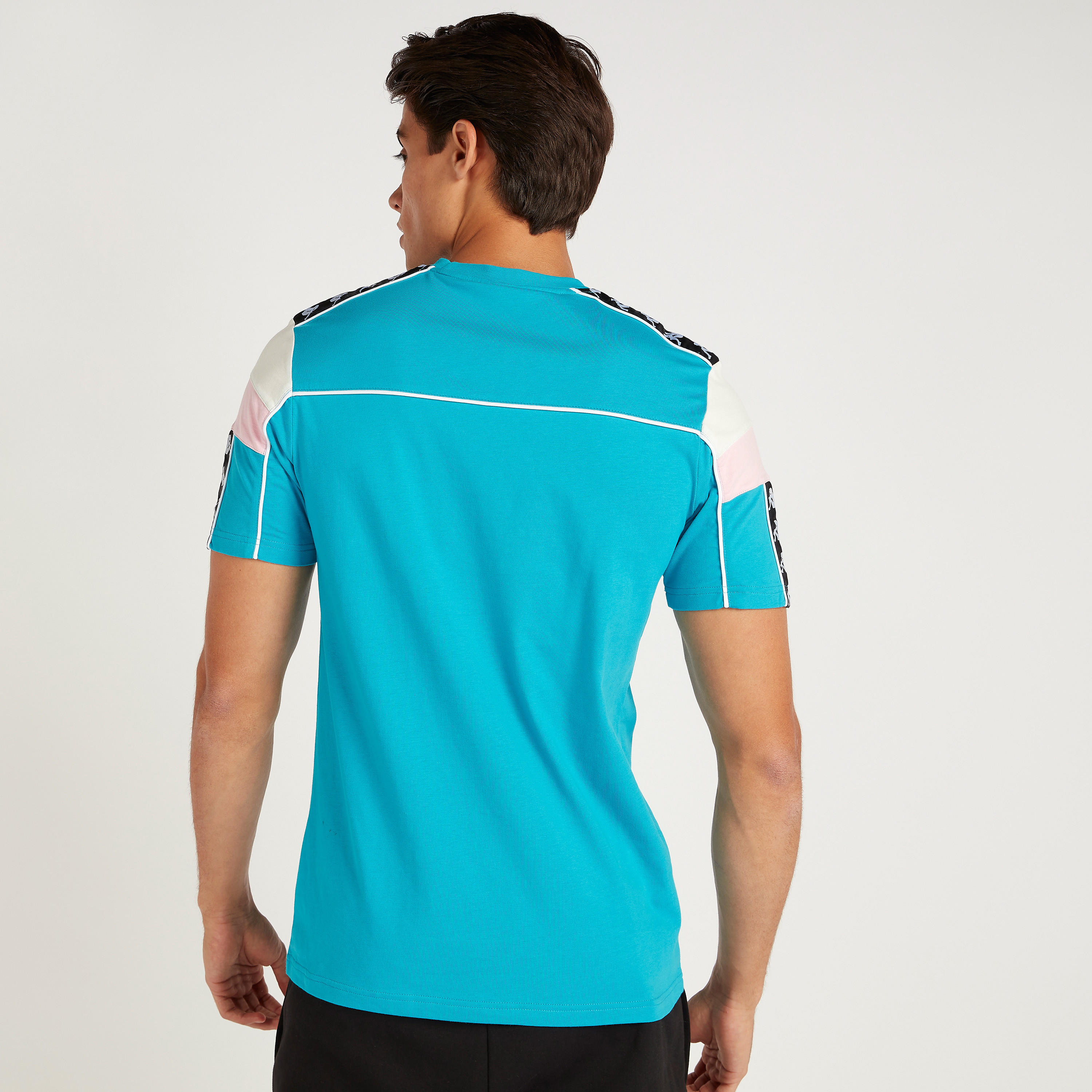 تيشيرت بأكمام قصيرة وتفاصيل شريطة بطبعات من كابا-men-clothing-sportswearandactivewear-tshirtsandpolos-image-4