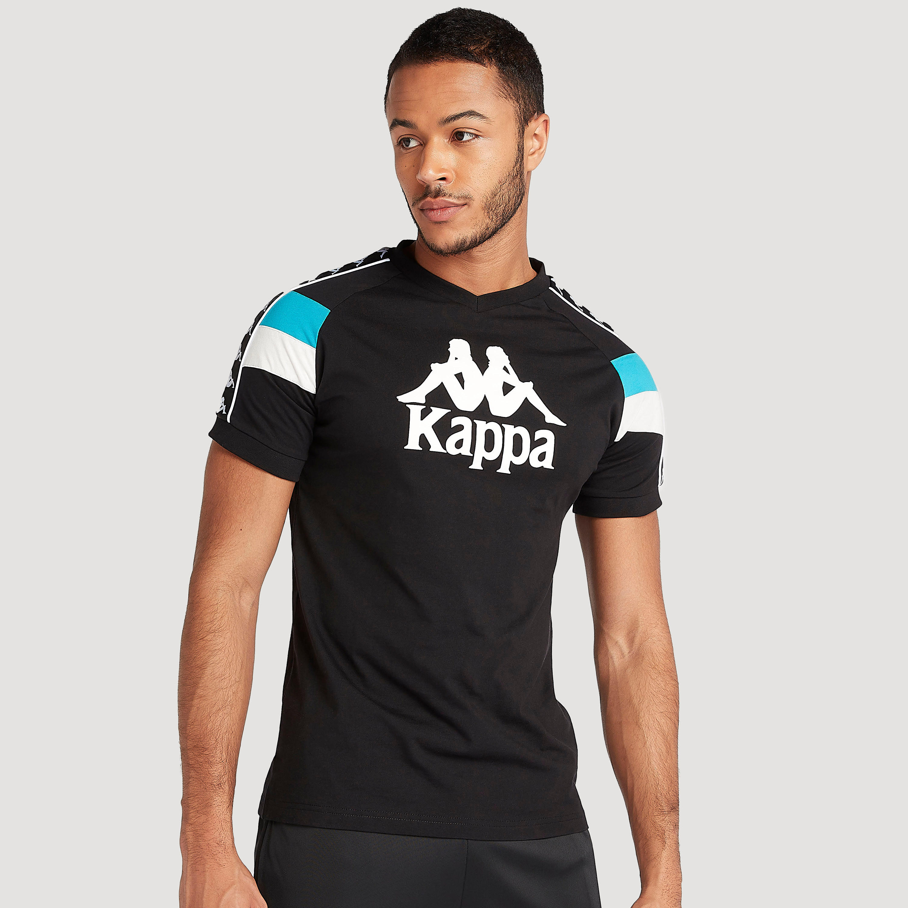تيشيرت بياقة v وأكمام قصيرة وطبعات من كابا-men-clothing-sportswearandactivewear-tshirtsandpolos-image-1