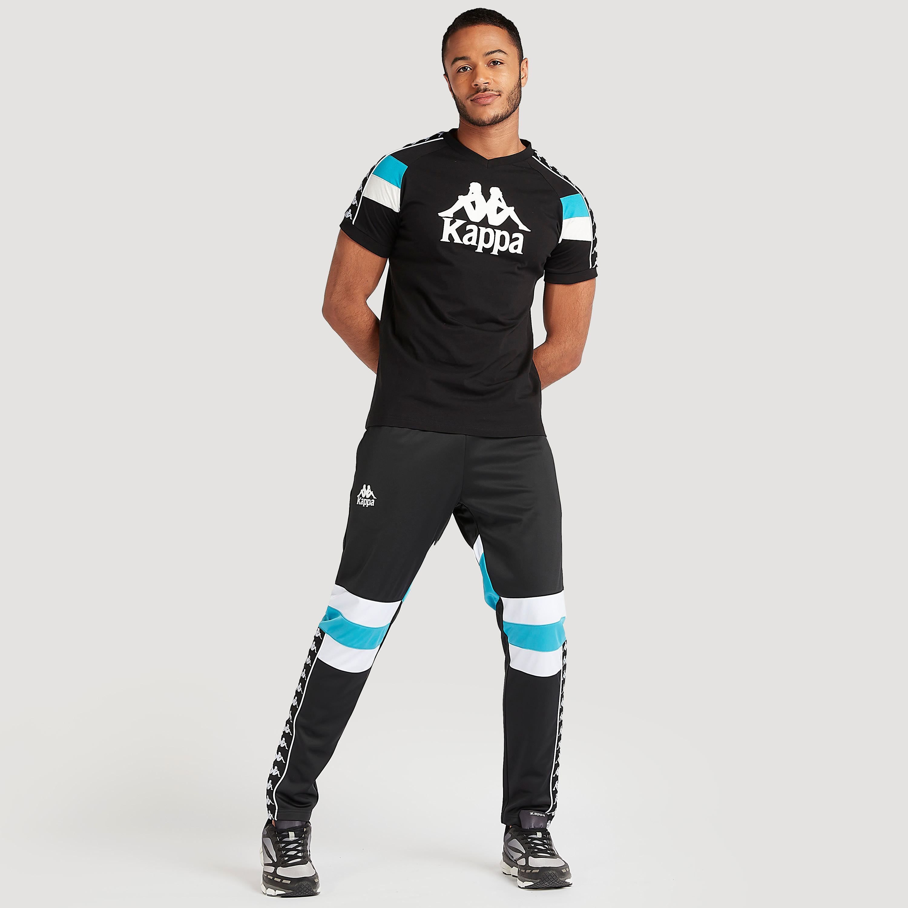تيشيرت بياقة v وأكمام قصيرة وطبعات من كابا-men-clothing-sportswearandactivewear-tshirtsandpolos-image-2