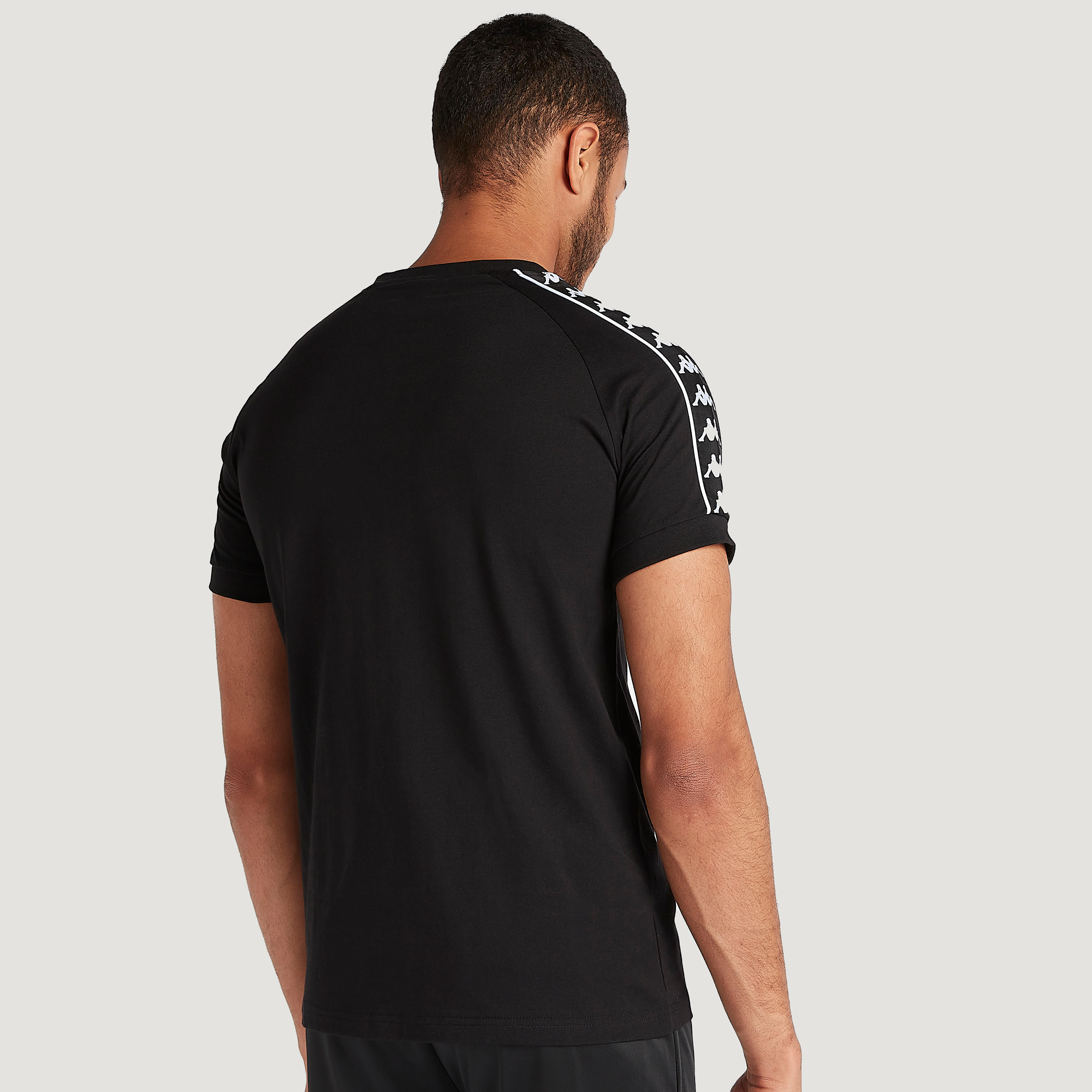 تيشيرت بياقة v وأكمام قصيرة وطبعات من كابا-men-clothing-sportswearandactivewear-tshirtsandpolos-image-4