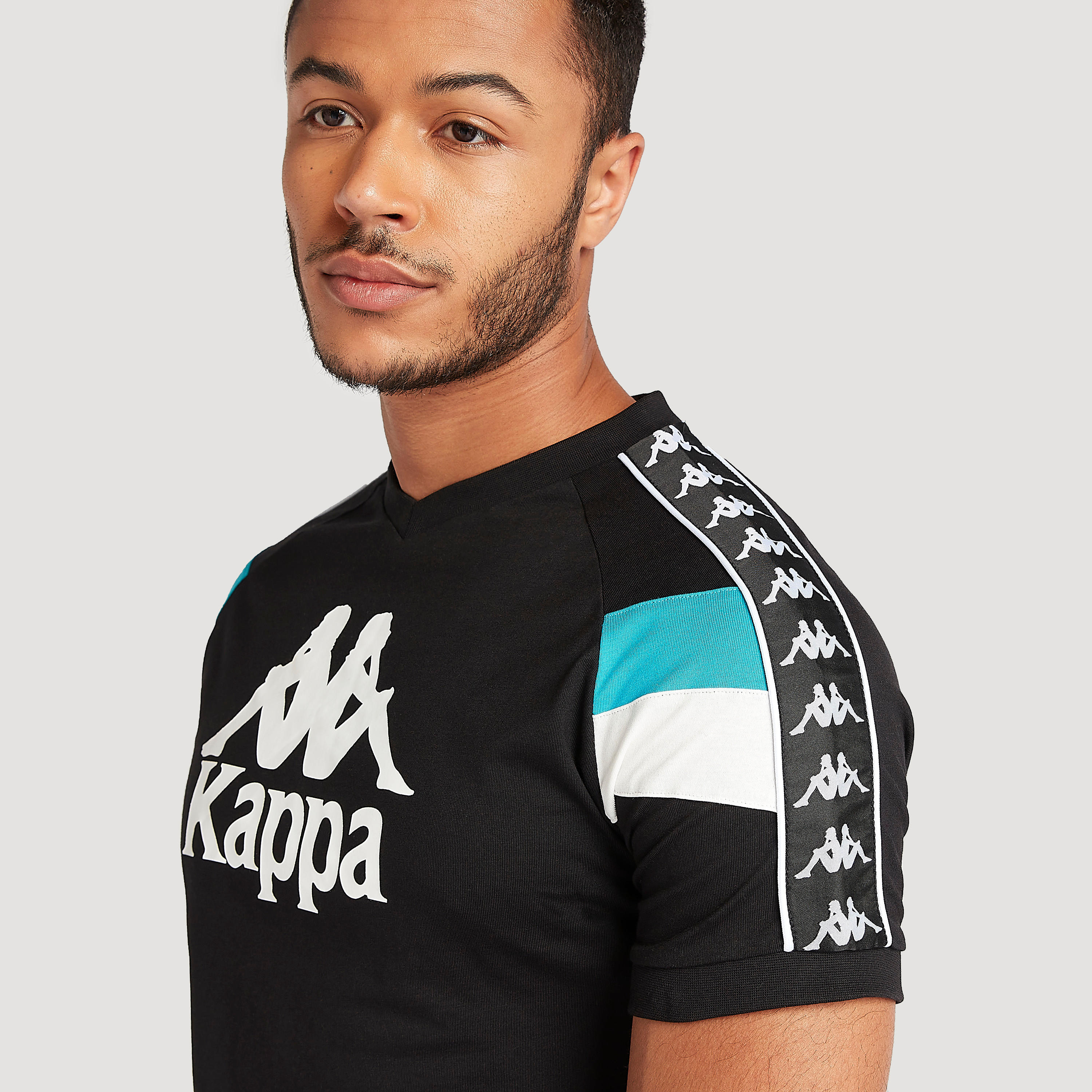 تيشيرت بياقة v وأكمام قصيرة وطبعات من كابا-men-clothing-sportswearandactivewear-tshirtsandpolos-image-5