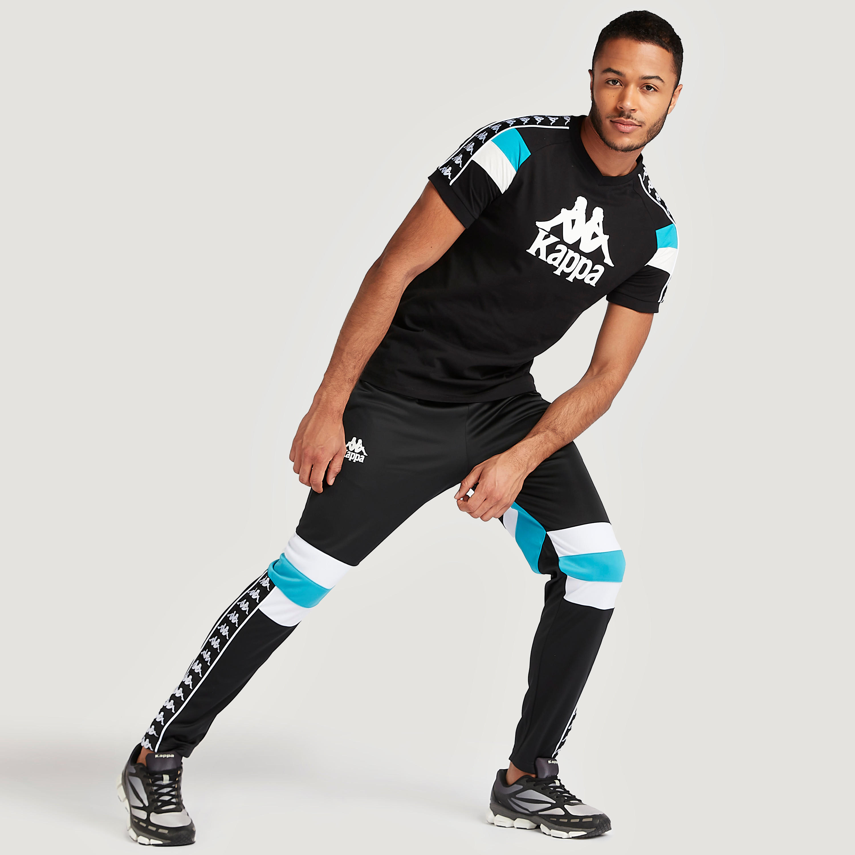 بنطلون رياضي بخصر مطاطي وجيوب وطبعات من كابا-men-clothing-sportswearandactivewear-tracksuits-image-2
