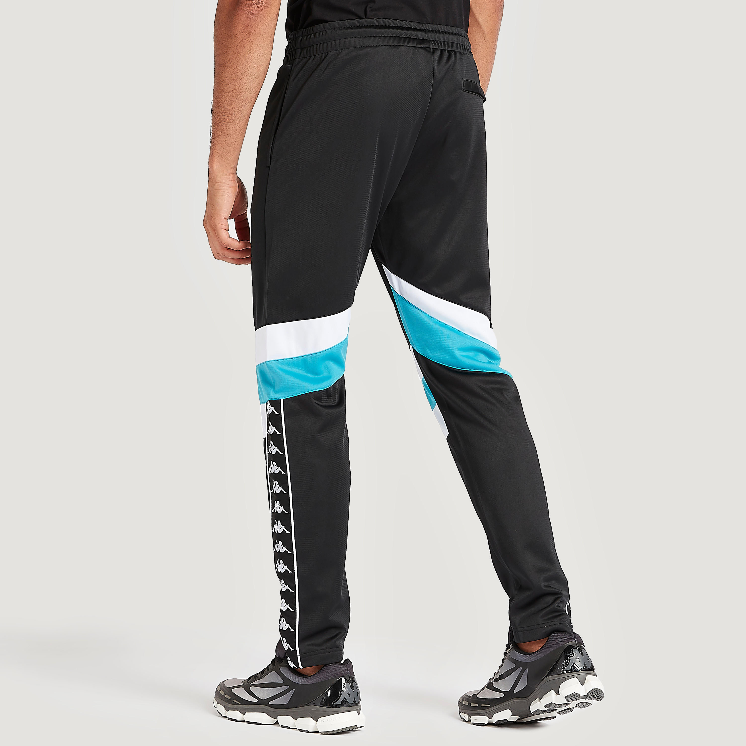 بنطلون رياضي بخصر مطاطي وجيوب وطبعات من كابا-men-clothing-sportswearandactivewear-tracksuits-image-4