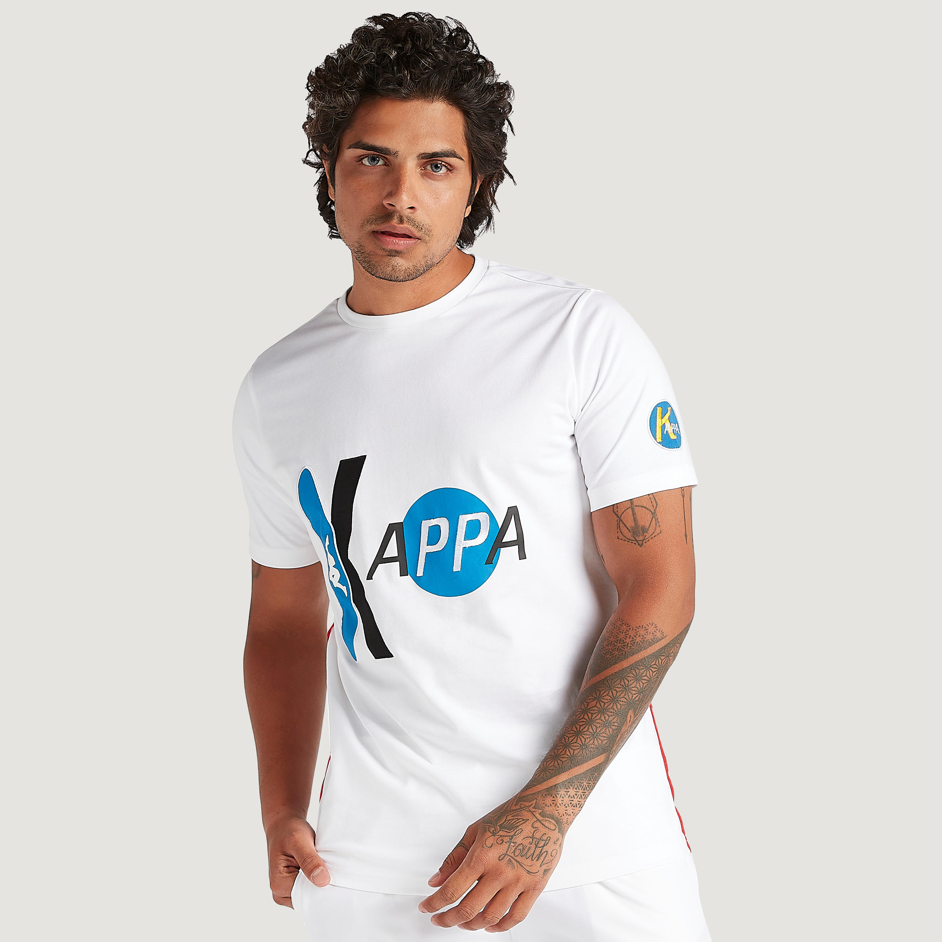 تيشيرت بطبعات وياقة ضيّقة وأكمام قصيرة من كابا-men-clothing-sportswearandactivewear-tshirtsandpolos-image-1