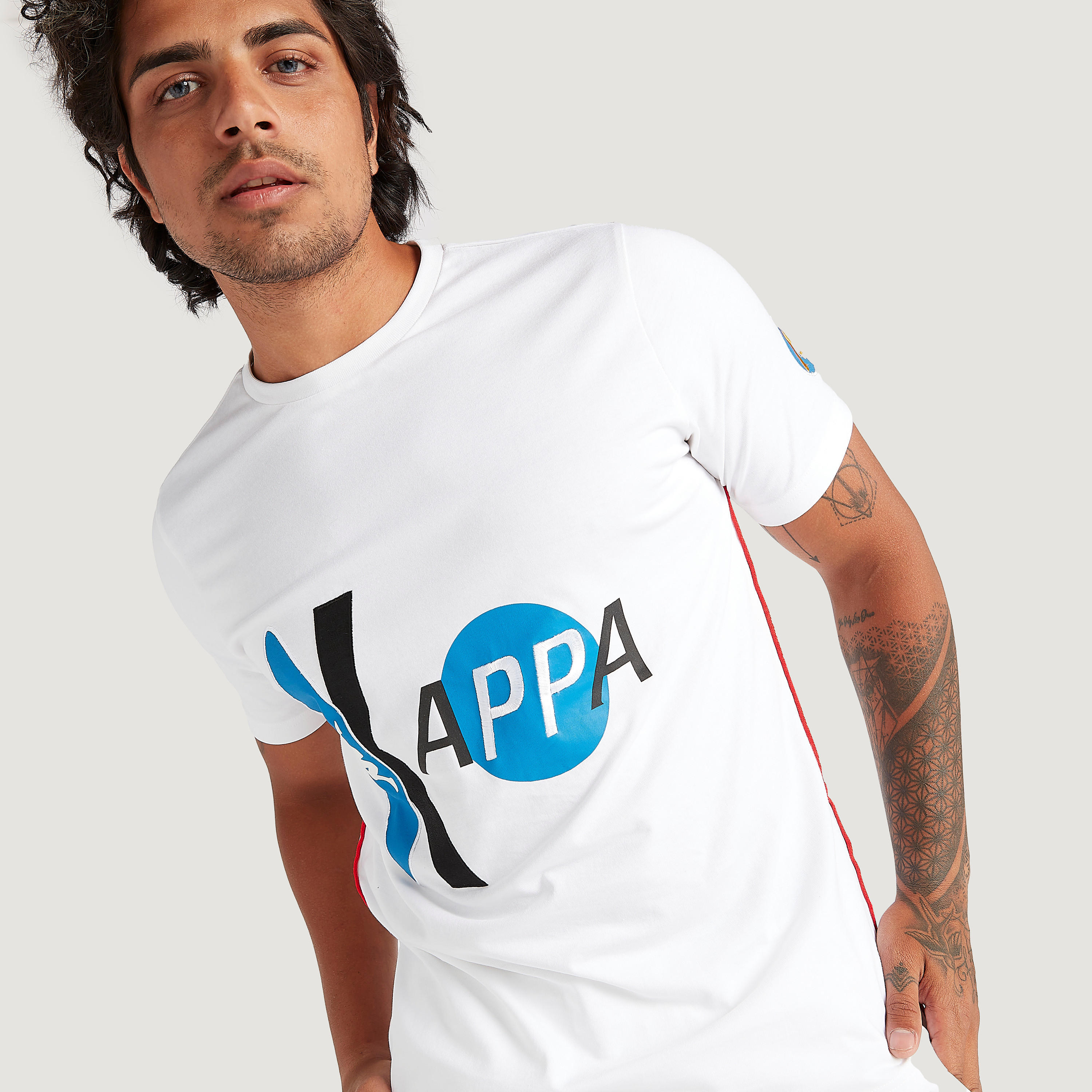 تيشيرت بطبعات وياقة ضيّقة وأكمام قصيرة من كابا-men-clothing-sportswearandactivewear-tshirtsandpolos-image-3