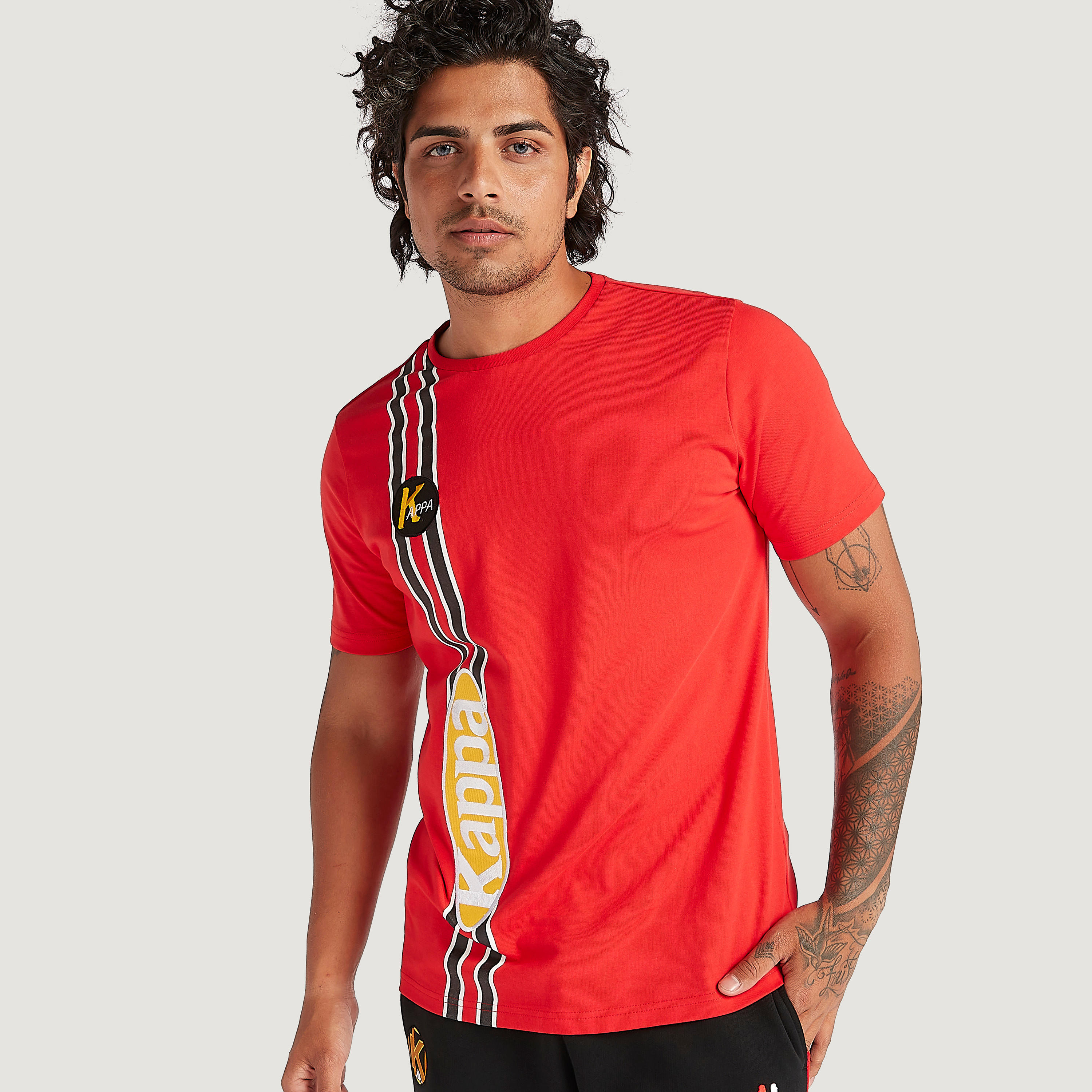 تيشيرت بطبعات وياقة ضيّقة وأكمام قصيرة من كابا-men-clothing-sportswearandactivewear-tshirtsandpolos-image-1