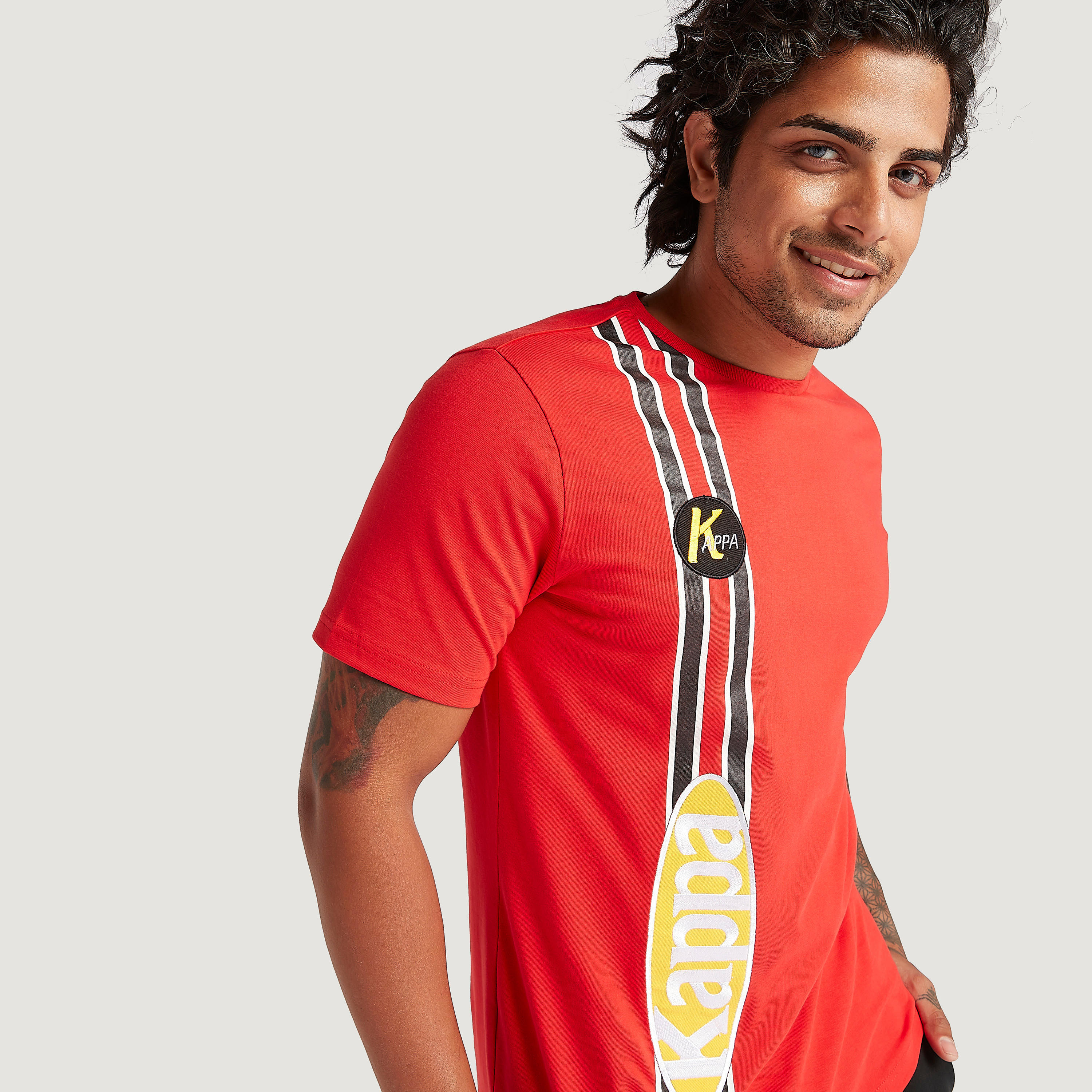 تيشيرت بطبعات وياقة ضيّقة وأكمام قصيرة من كابا-men-clothing-sportswearandactivewear-tshirtsandpolos-image-3