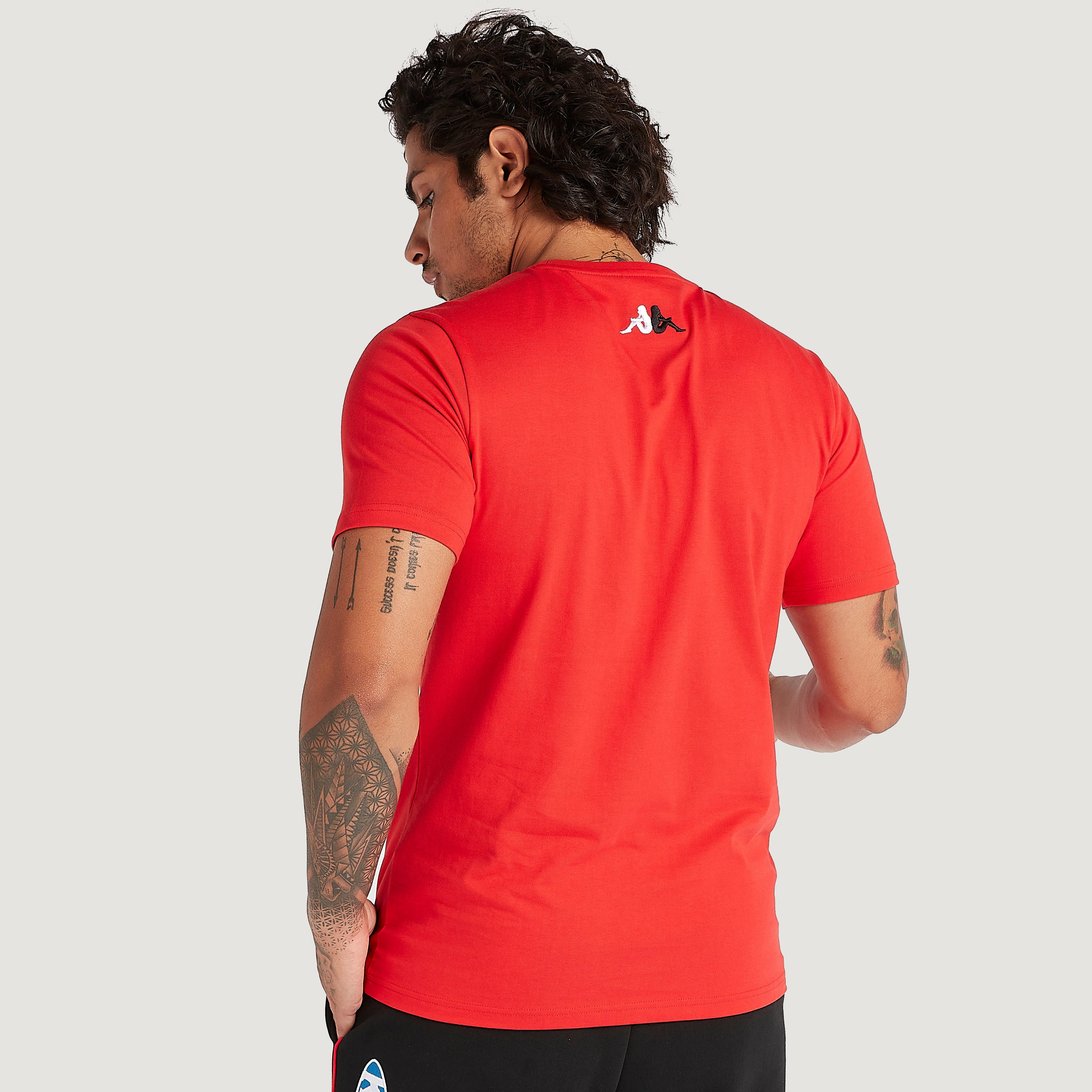 تيشيرت بطبعات وياقة ضيّقة وأكمام قصيرة من كابا-men-clothing-sportswearandactivewear-tshirtsandpolos-image-4