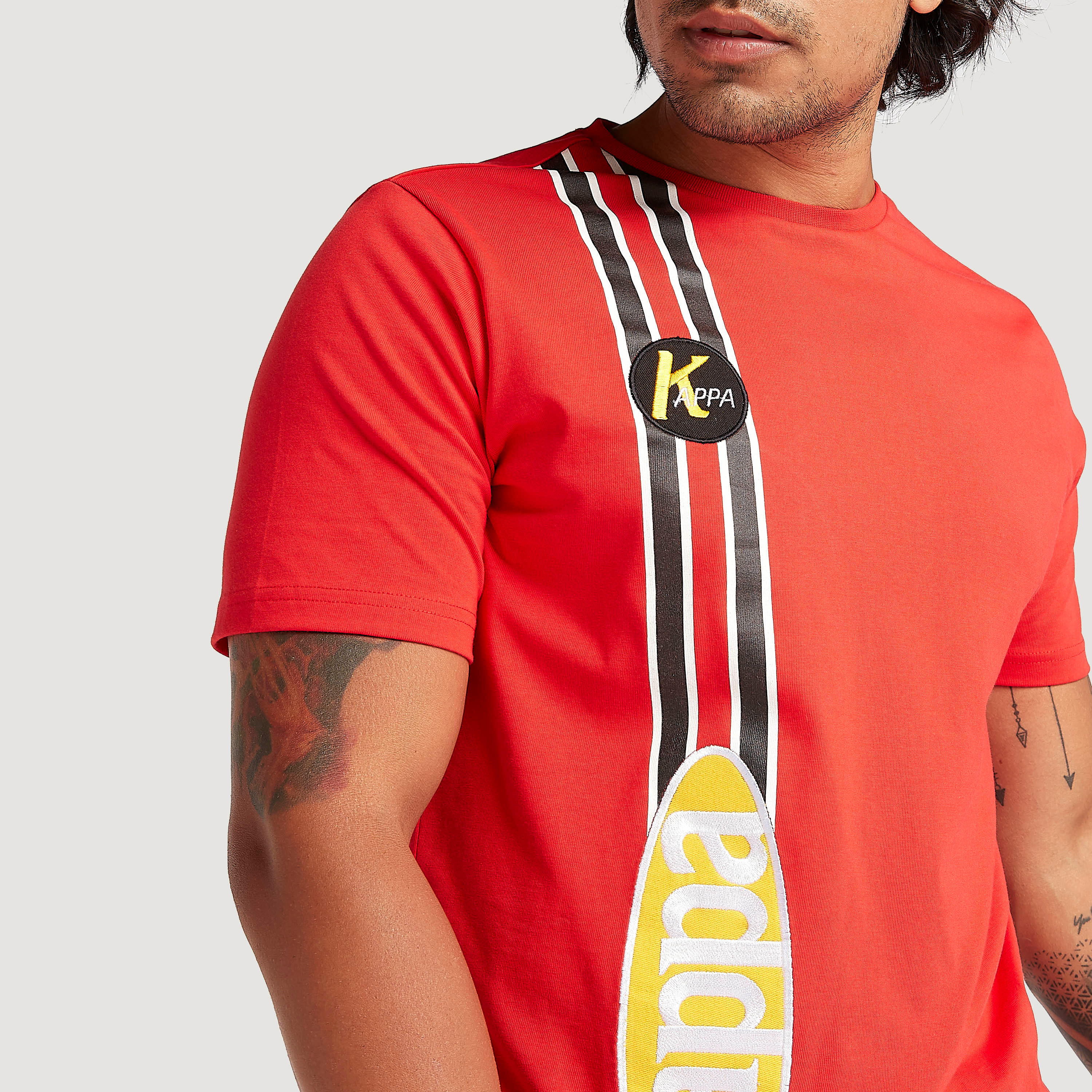 تيشيرت بطبعات وياقة ضيّقة وأكمام قصيرة من كابا-men-clothing-sportswearandactivewear-tshirtsandpolos-image-5
