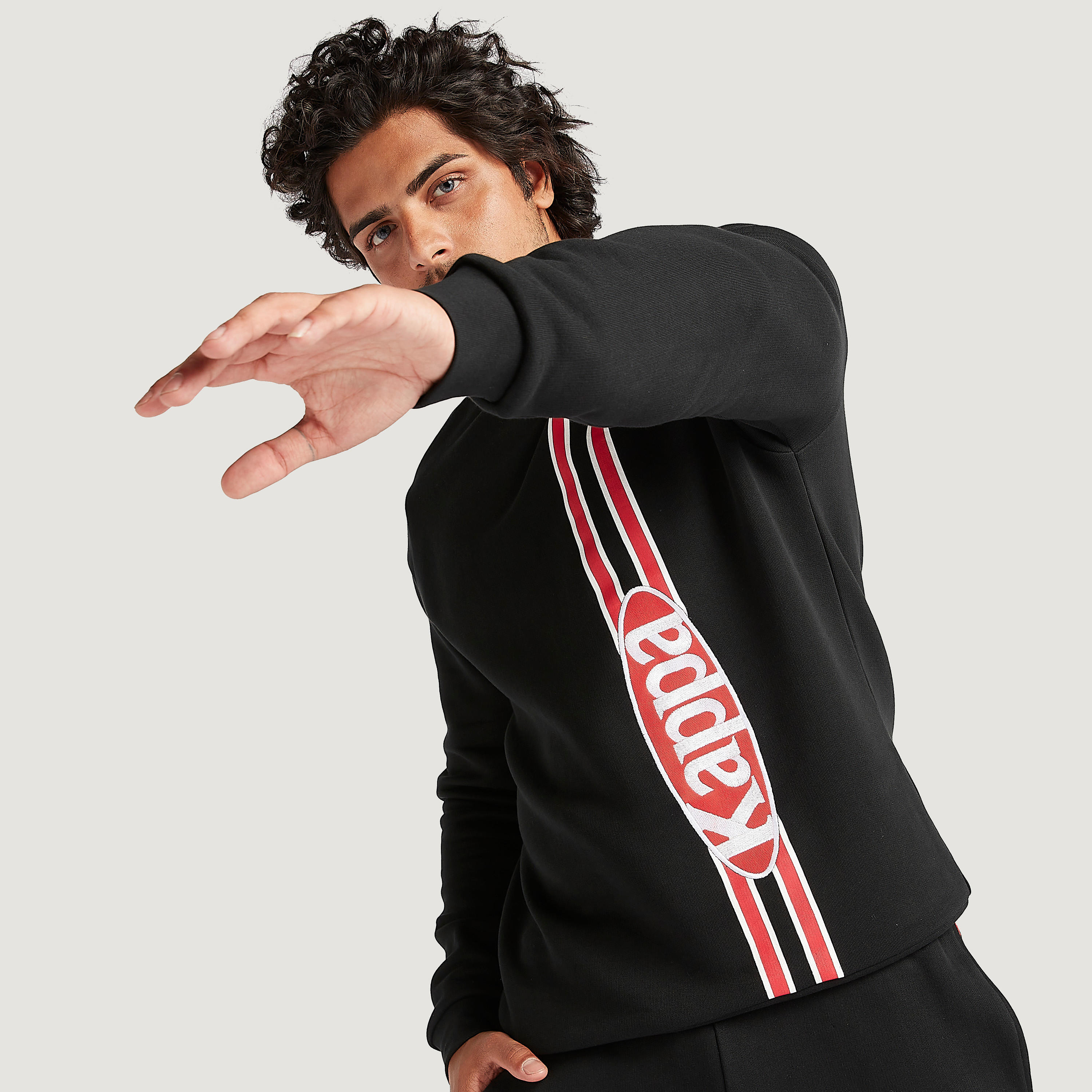 سويت شيرت بياقة ضيقة وأكمام طويلة وطبعات من كابا-men-winterwear-hoodiesandsweatshirts-image-1