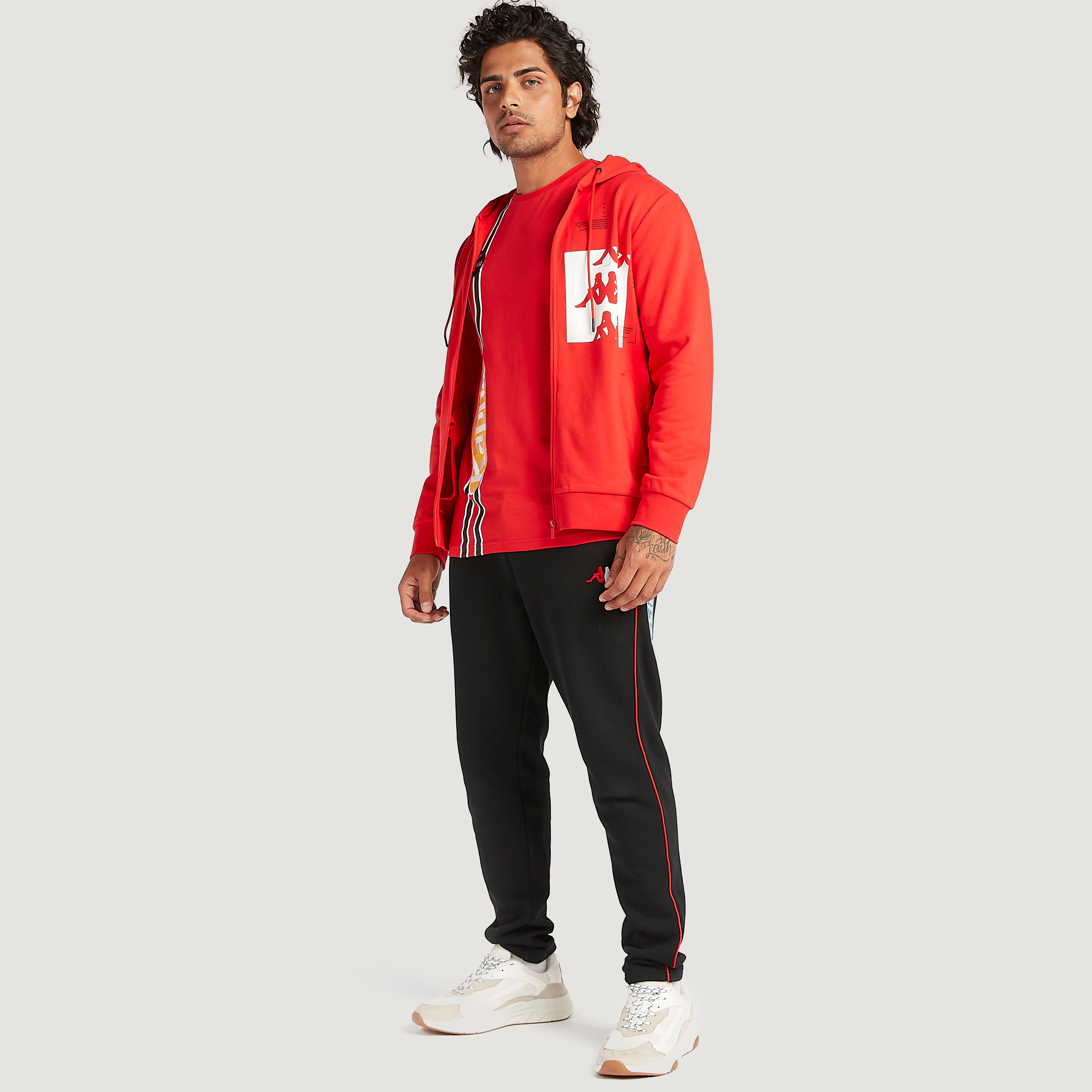 هودي بأكمام طويلة وسحّاب وطبعات من كابا-men-winterwear-hoodiesandsweatshirts-image-2