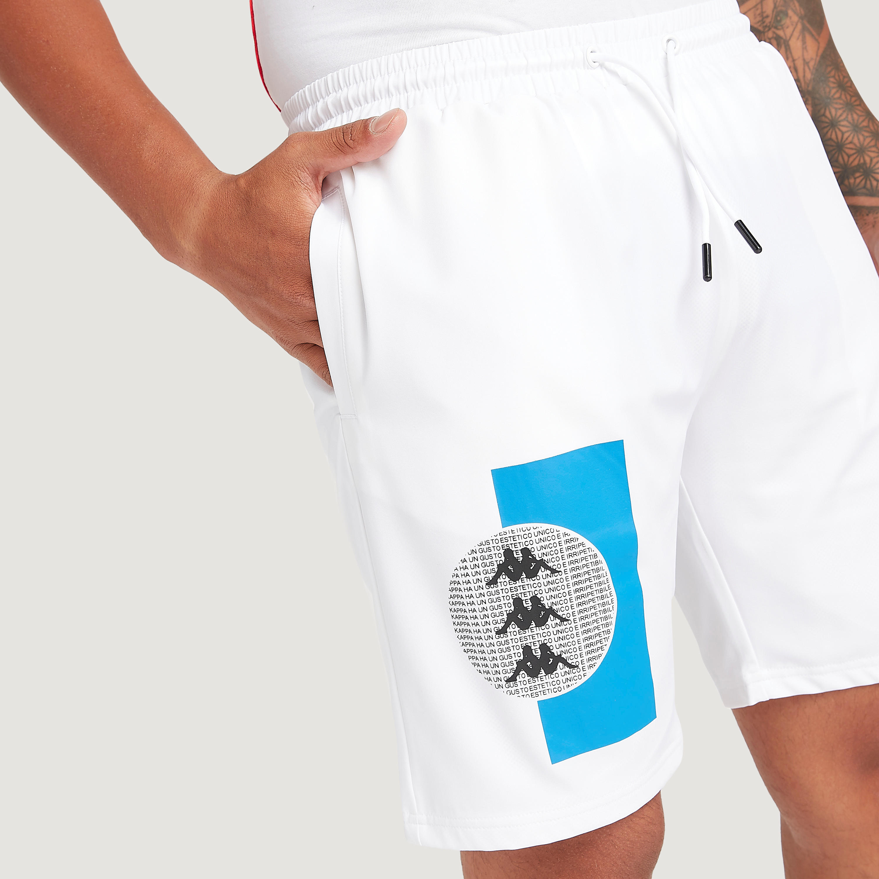 شورت بخصر مطّاطي وجيوب وطبعات من كابا-men-clothing-sportswearandactivewear-bottoms-image-3