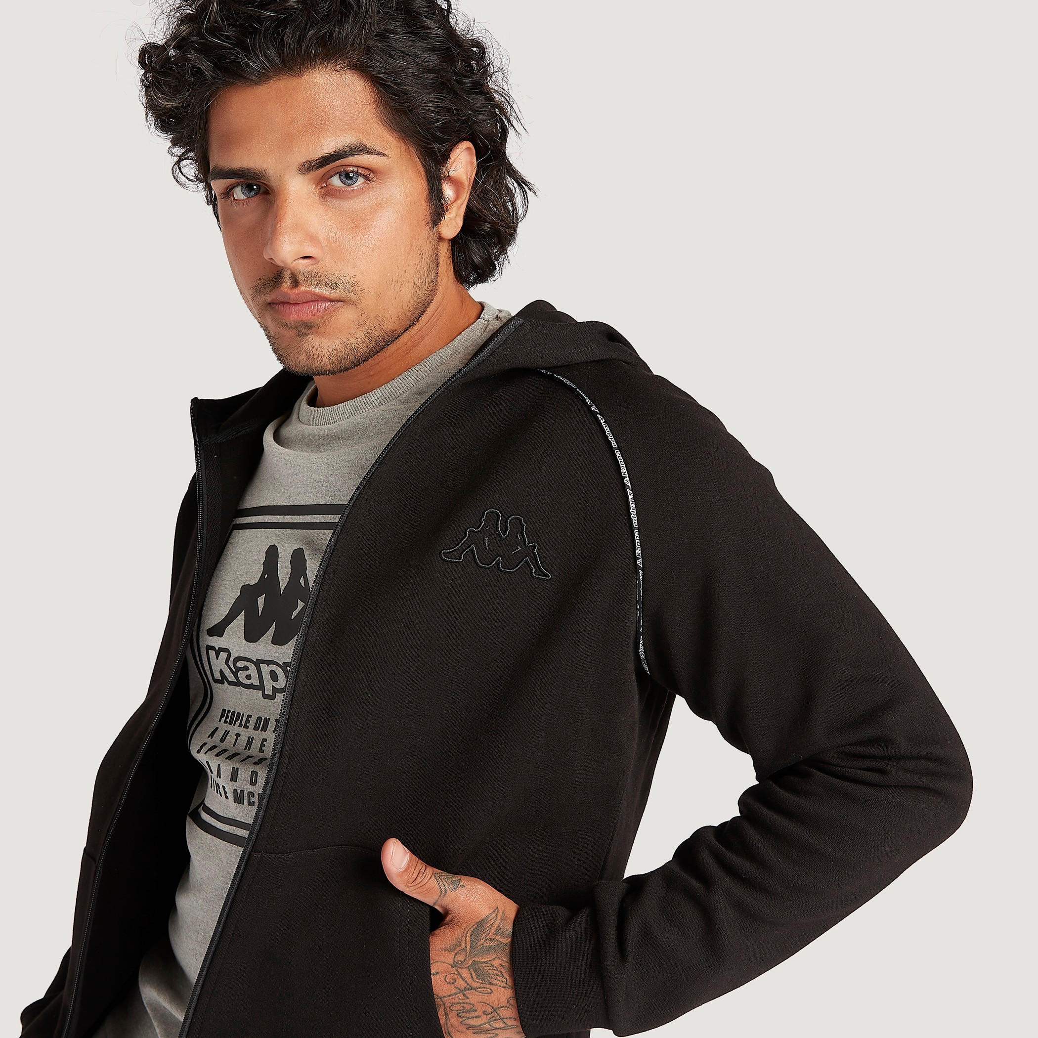 هودي بسحّاب وأكمام طويلة وجيوب من كابا-men-winterwear-hoodiesandsweatshirts-image-2