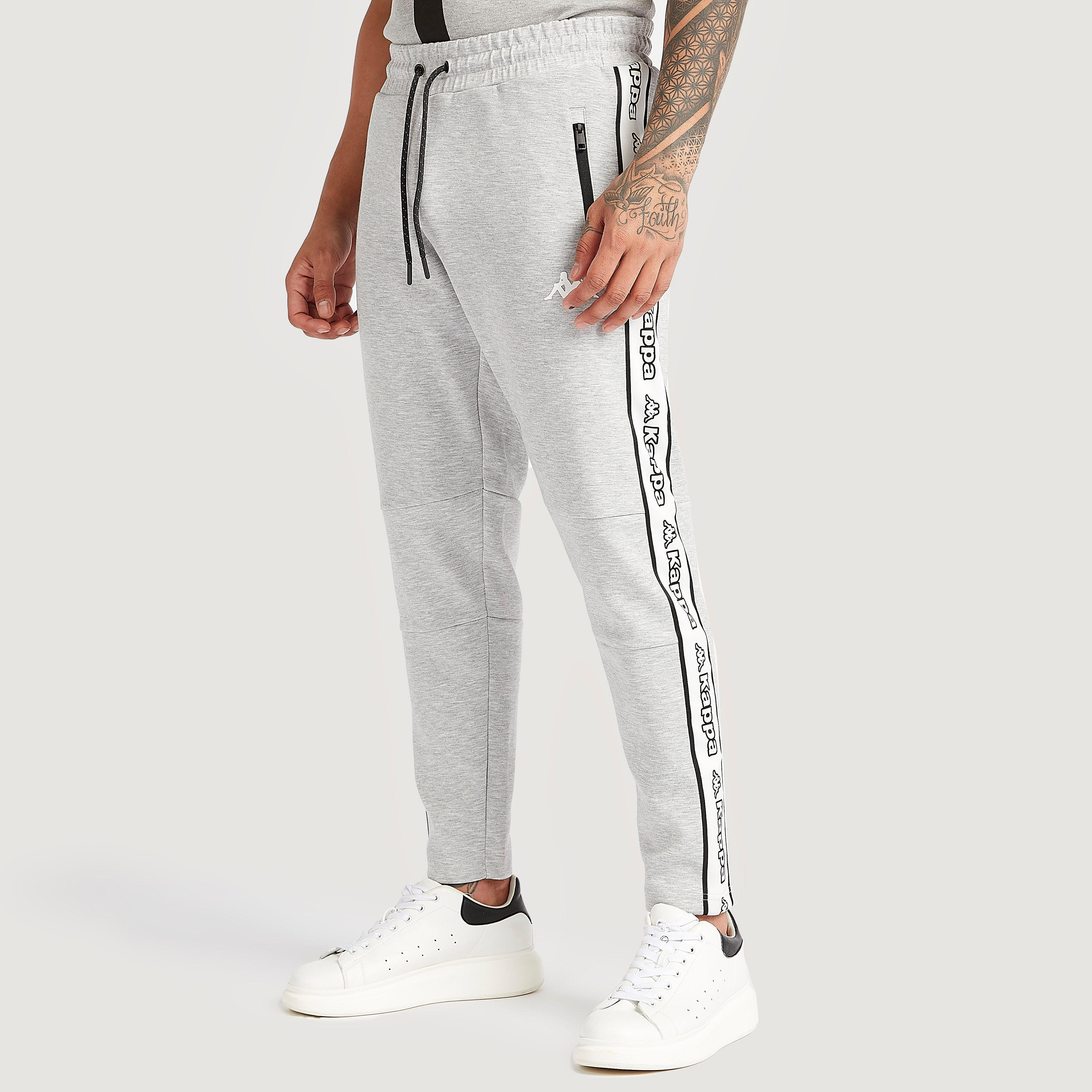 بنطلون رياضي بجيوب بسحّاب وطبعات من كابا-men-clothing-sportswearandactivewear-tracksuits-image-1