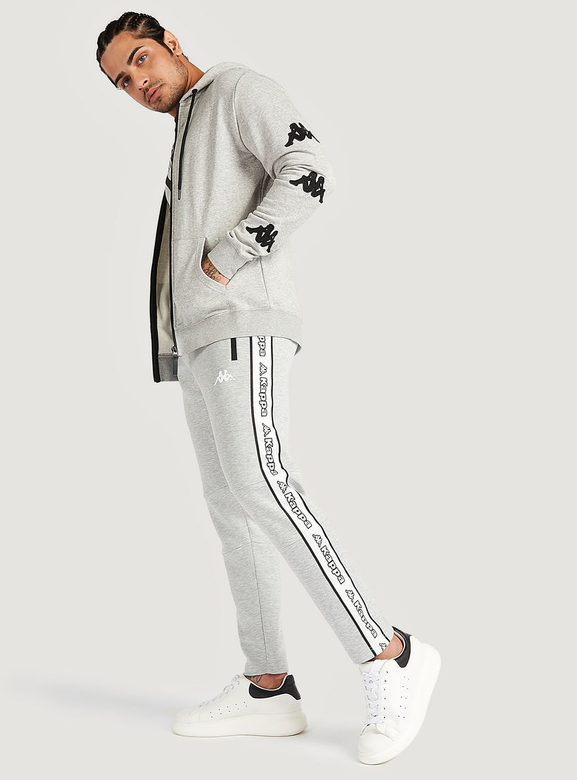 بنطلون رياضي بجيوب بسحّاب وطبعات من كابا-men-clothing-sportswearandactivewear-tracksuits-image-2